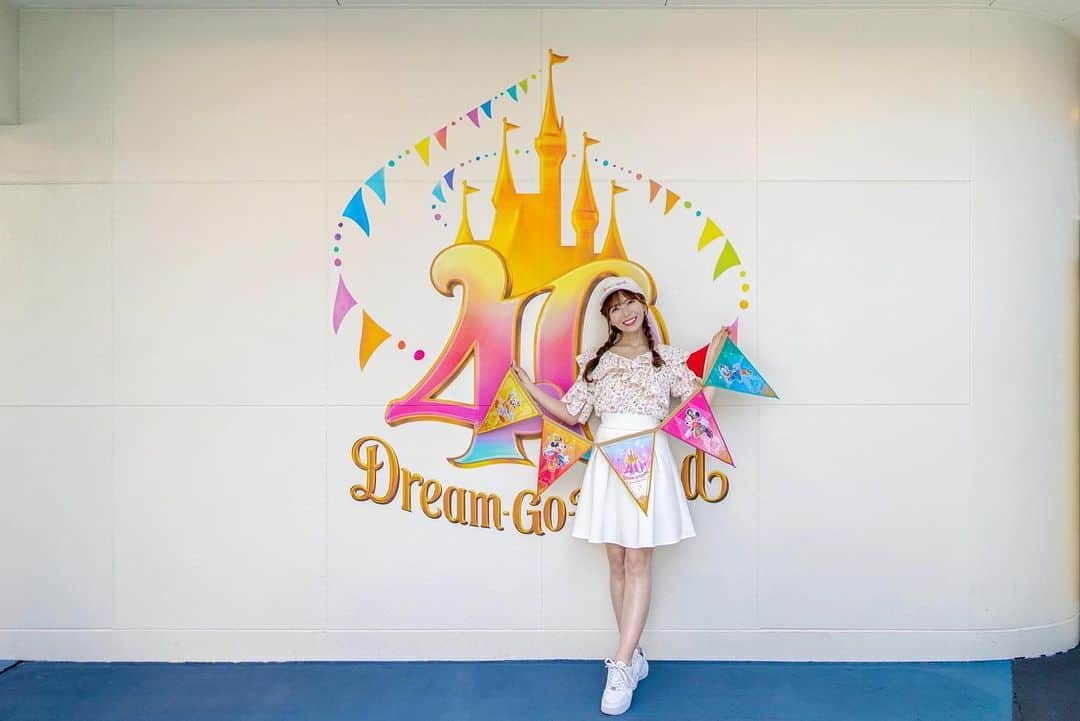 あいにゃんさんのインスタグラム写真 - (あいにゃんInstagram)「ディズニーランドで40周年ならではの写真が 撮れるスポットをまとめたよ〜📷🌈💗💕✨  ①ブレイブリトルテイラー・ショップ横の花壇 ガーランドと花壇でカラフル可愛い写真が💐🫧  ②シンデレラ城裏 ガーランドを持っているキャストさんがいる率が高いので お借りすると特別な写真が撮れちゃうよ🎉✨  ③④シンデレラ城前 お城が40周年の装飾になっているので、 通路から撮ったり、下から煽るように撮ったり、 色々な撮り方を見つけてみてね🎈💗  ⑤パン・ギャラクティック・ピザ・ポート横の壁 40周年のロゴと一緒に撮れるよ！🌈 タイミングが良いとキャストさんがいて、 お写真のお手伝いやガーランドを貸してくれるよ🥰💗💕  最後の一枚にどこの場所か番号で載せたので 見てみてね💡✨  40周年のディズニーランドを満喫したい方は 昨日YouTubeに動画をアップしたので 見てみてね⚠️  "🔍AINYANTUBE"  私たちのちょっぴり後悔した💦 回り方が何かの役に立つかも？！  #東京ディズニーランド#東京ディズニーリゾート#東京ディズニーリゾート40周年#ディズニーランド#ディズニー40周年#ドリームゴーラウンド#シンデレラ城#ディズニーフォトスポット#ディズニーコーデ#夢がかなう場所#tokyodisneyresort#tokyodisneyland」5月28日 20時02分 - ainyan_0302