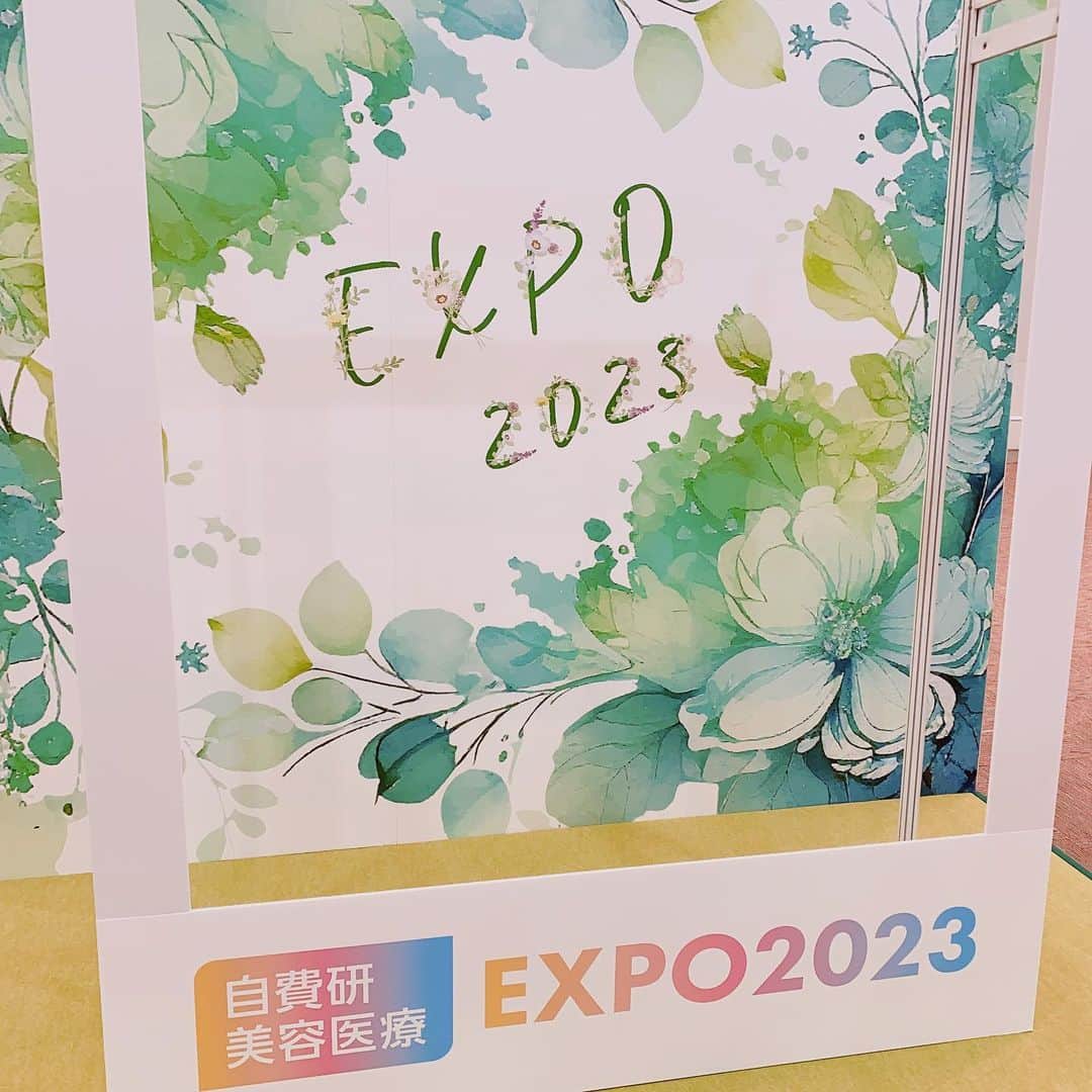 常深史織さんのインスタグラム写真 - (常深史織Instagram)「最近、自身のスキルアップのために 仕事の合間をぬって　勉強してます📚 自己投資って、時代の景気に左右されない為の 最大の成功術✨  賢くなるのももちろんなんだけど、 美容についても勉強して自己投資をしたい。  そんな願いを叶えてくれる  体験しながら、自分に合った美容医療を教えてくれる 『#自費研美容医療EXPO2023 』  その中でも  #Wクリニック　様の美ボディ測定でのカウンセリングが 凄かった✨ 私の身体について正確な数値がみれて 悩んでいたところをズバッと当てられたり、 その情報を元に 改善などアドバイスしてもらえるの☺️  有村藍里さんのトークショーも見れたし  サンプルもいろんな企業様からいただけて満足✨  いろんな美容知識がついたし、 これからも綺麗でいるために役立てちゃお！  #Lekarkaクリアポーチがこれからの夏に活躍しそう🌻 とっても可愛い❤️  @biyouiryouexpo  @arimuraairi  #美容 #美容医療 #ヤーマンプロフェッショナル  #ヤーマン #コラージュリペア #ホットペッパービューティー #bms #美容家」5月28日 20時01分 - sioripopn