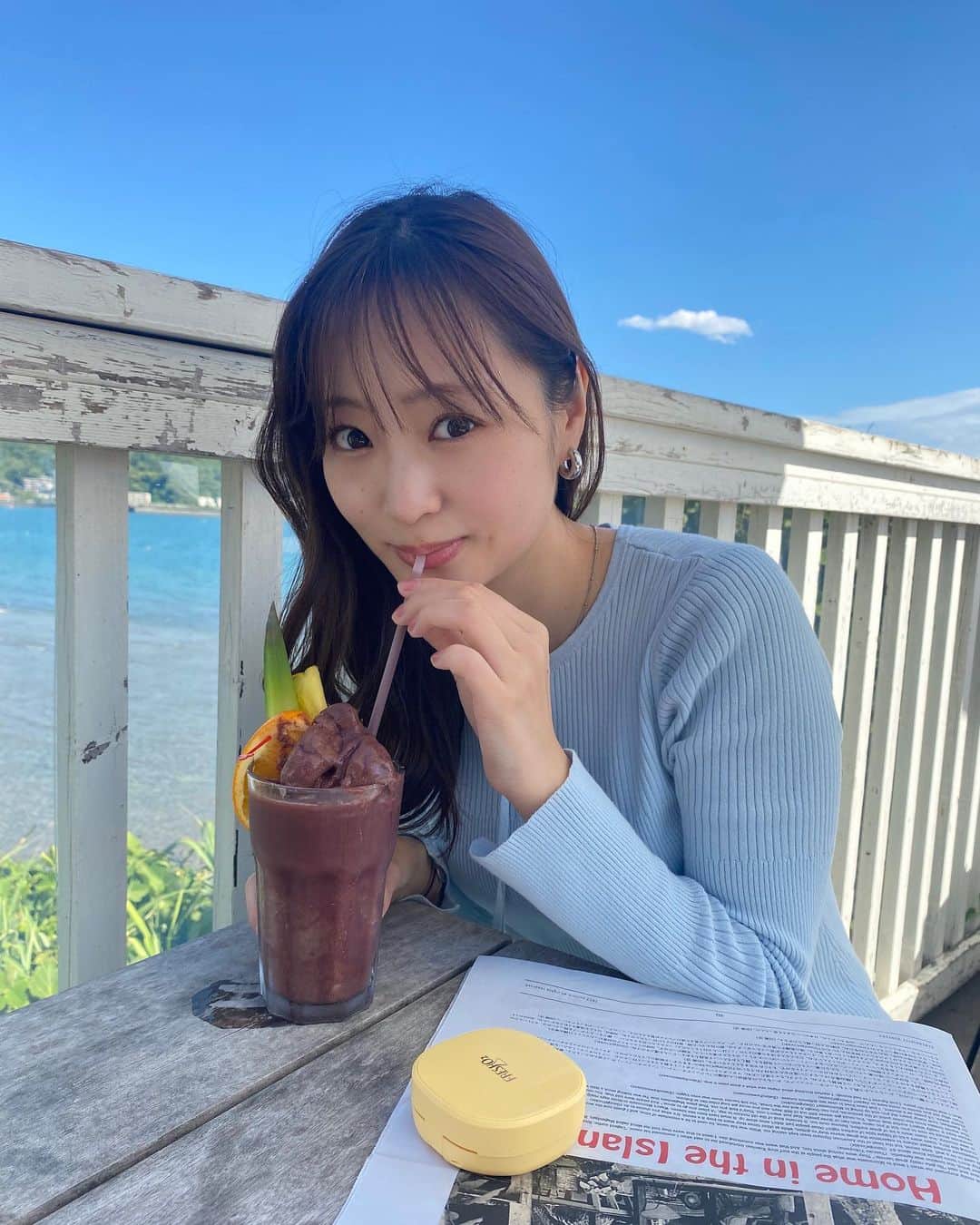 和田瞳さんのインスタグラム写真 - (和田瞳Instagram)「車から見つけてふらっと入ったカフェが素敵すぎたの😇💙 アサイースムージー頼みがちです。  そして人生で初めて台湾コスメ使ってみてる〜！ @fresho2.jp のクッションファンデとキープミストが優秀で好き。  dress : #moussy  pierce & necklace : #CENE . . . #fresho2 #PR #FO2 #台湾コスメ #クッションファンデ #メイクキープミスト #マスクメイク #崩れないメイク #フレッシュオーツー」5月28日 19時54分 - hitogram0218