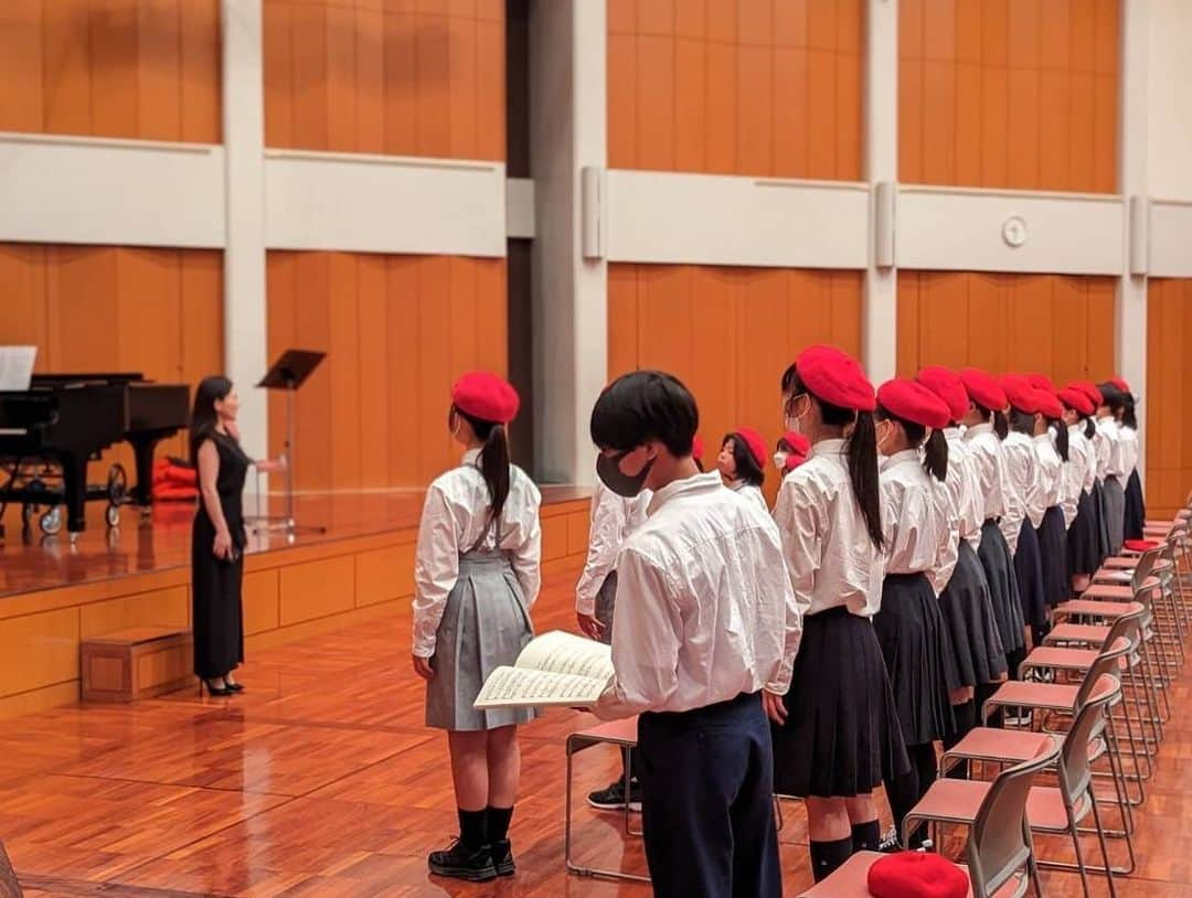 田中彩子さんのインスタグラム写真 - (田中彩子Instagram)「I attended the 80th anniversary of the Maizuru City Government as a cultural goodwill ambassador. The El Sistema Maizuru Children's Chorus, for which I serve as a special advisor, performed energetically at the end of the ceremony, and I was moved when the children finished singing beautifully. I sincerely hope for the better development of the city through culture and art.  昨日は舞鶴市市政施行８０周年記念式典に文化親善大使として参列させていただきました。 私が特別顧問をしている、エルシステマ舞鶴子どもコーラスも元気に式典の最後を飾り、立派に歌い終わった子ども達に感涙でした。文化・芸術を通してよりよい街の発展を心より願っております。 記念式典の後は、このエルシステマ・舞鶴子どもコーラスとの特別練習に。 様々な年齢や環境におかれる子ども達が集まるこのコーラスには、現在小学生２３人、中学生１２人、高校生１４人。 みんなとても楽しそうで、キラキラと笑顔で、普段の先生方の子ども達への愛情がたっぷり感じられました。 舞鶴子どもコーラスへの参加、サポートいつでも募集してます👧👦 https://www.elsistemajapan.org/maizuru」5月28日 19時54分 - ayakotanaka_instaofficial