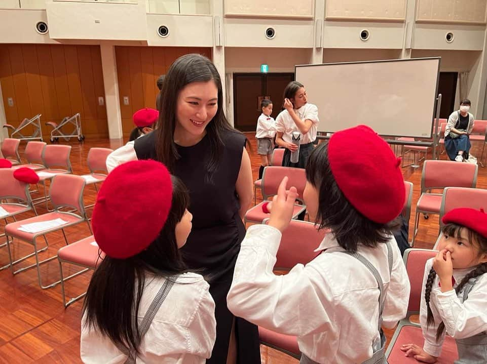 田中彩子さんのインスタグラム写真 - (田中彩子Instagram)「I attended the 80th anniversary of the Maizuru City Government as a cultural goodwill ambassador. The El Sistema Maizuru Children's Chorus, for which I serve as a special advisor, performed energetically at the end of the ceremony, and I was moved when the children finished singing beautifully. I sincerely hope for the better development of the city through culture and art.  昨日は舞鶴市市政施行８０周年記念式典に文化親善大使として参列させていただきました。 私が特別顧問をしている、エルシステマ舞鶴子どもコーラスも元気に式典の最後を飾り、立派に歌い終わった子ども達に感涙でした。文化・芸術を通してよりよい街の発展を心より願っております。 記念式典の後は、このエルシステマ・舞鶴子どもコーラスとの特別練習に。 様々な年齢や環境におかれる子ども達が集まるこのコーラスには、現在小学生２３人、中学生１２人、高校生１４人。 みんなとても楽しそうで、キラキラと笑顔で、普段の先生方の子ども達への愛情がたっぷり感じられました。 舞鶴子どもコーラスへの参加、サポートいつでも募集してます👧👦 https://www.elsistemajapan.org/maizuru」5月28日 19時54分 - ayakotanaka_instaofficial