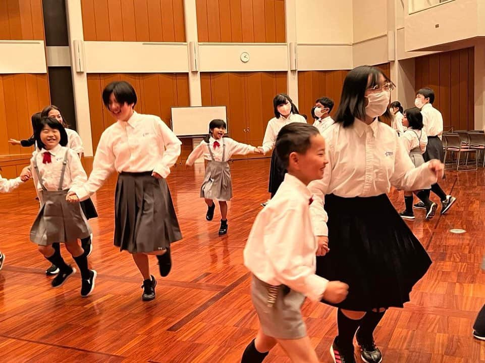 田中彩子さんのインスタグラム写真 - (田中彩子Instagram)「I attended the 80th anniversary of the Maizuru City Government as a cultural goodwill ambassador. The El Sistema Maizuru Children's Chorus, for which I serve as a special advisor, performed energetically at the end of the ceremony, and I was moved when the children finished singing beautifully. I sincerely hope for the better development of the city through culture and art.  昨日は舞鶴市市政施行８０周年記念式典に文化親善大使として参列させていただきました。 私が特別顧問をしている、エルシステマ舞鶴子どもコーラスも元気に式典の最後を飾り、立派に歌い終わった子ども達に感涙でした。文化・芸術を通してよりよい街の発展を心より願っております。 記念式典の後は、このエルシステマ・舞鶴子どもコーラスとの特別練習に。 様々な年齢や環境におかれる子ども達が集まるこのコーラスには、現在小学生２３人、中学生１２人、高校生１４人。 みんなとても楽しそうで、キラキラと笑顔で、普段の先生方の子ども達への愛情がたっぷり感じられました。 舞鶴子どもコーラスへの参加、サポートいつでも募集してます👧👦 https://www.elsistemajapan.org/maizuru」5月28日 19時54分 - ayakotanaka_instaofficial