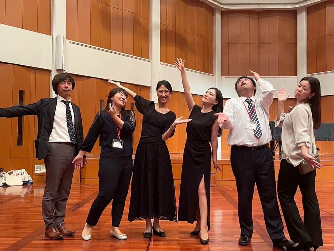 田中彩子さんのインスタグラム写真 - (田中彩子Instagram)「I attended the 80th anniversary of the Maizuru City Government as a cultural goodwill ambassador. The El Sistema Maizuru Children's Chorus, for which I serve as a special advisor, performed energetically at the end of the ceremony, and I was moved when the children finished singing beautifully. I sincerely hope for the better development of the city through culture and art.  昨日は舞鶴市市政施行８０周年記念式典に文化親善大使として参列させていただきました。 私が特別顧問をしている、エルシステマ舞鶴子どもコーラスも元気に式典の最後を飾り、立派に歌い終わった子ども達に感涙でした。文化・芸術を通してよりよい街の発展を心より願っております。 記念式典の後は、このエルシステマ・舞鶴子どもコーラスとの特別練習に。 様々な年齢や環境におかれる子ども達が集まるこのコーラスには、現在小学生２３人、中学生１２人、高校生１４人。 みんなとても楽しそうで、キラキラと笑顔で、普段の先生方の子ども達への愛情がたっぷり感じられました。 舞鶴子どもコーラスへの参加、サポートいつでも募集してます👧👦 https://www.elsistemajapan.org/maizuru」5月28日 19時54分 - ayakotanaka_instaofficial