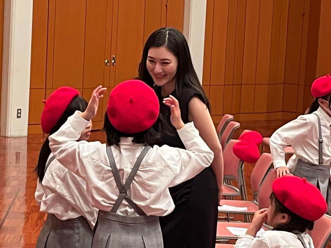 田中彩子さんのインスタグラム写真 - (田中彩子Instagram)「I attended the 80th anniversary of the Maizuru City Government as a cultural goodwill ambassador. The El Sistema Maizuru Children's Chorus, for which I serve as a special advisor, performed energetically at the end of the ceremony, and I was moved when the children finished singing beautifully. I sincerely hope for the better development of the city through culture and art.  昨日は舞鶴市市政施行８０周年記念式典に文化親善大使として参列させていただきました。 私が特別顧問をしている、エルシステマ舞鶴子どもコーラスも元気に式典の最後を飾り、立派に歌い終わった子ども達に感涙でした。文化・芸術を通してよりよい街の発展を心より願っております。 記念式典の後は、このエルシステマ・舞鶴子どもコーラスとの特別練習に。 様々な年齢や環境におかれる子ども達が集まるこのコーラスには、現在小学生２３人、中学生１２人、高校生１４人。 みんなとても楽しそうで、キラキラと笑顔で、普段の先生方の子ども達への愛情がたっぷり感じられました。 舞鶴子どもコーラスへの参加、サポートいつでも募集してます👧👦 https://www.elsistemajapan.org/maizuru」5月28日 19時54分 - ayakotanaka_instaofficial