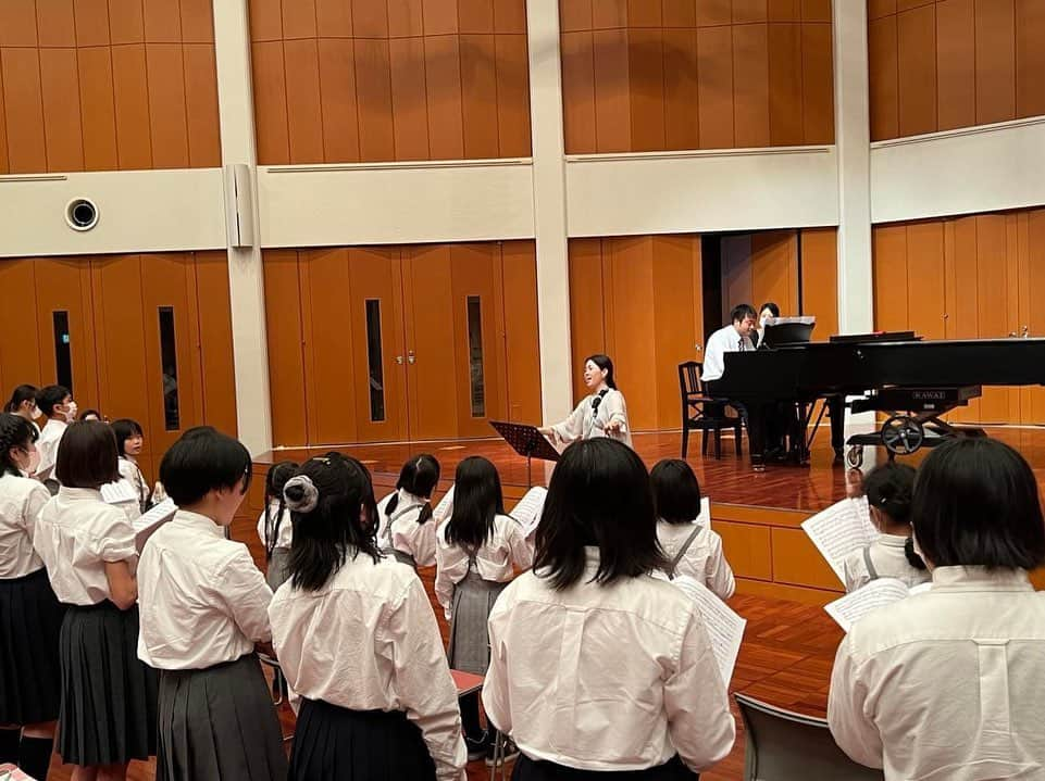 田中彩子さんのインスタグラム写真 - (田中彩子Instagram)「I attended the 80th anniversary of the Maizuru City Government as a cultural goodwill ambassador. The El Sistema Maizuru Children's Chorus, for which I serve as a special advisor, performed energetically at the end of the ceremony, and I was moved when the children finished singing beautifully. I sincerely hope for the better development of the city through culture and art.  昨日は舞鶴市市政施行８０周年記念式典に文化親善大使として参列させていただきました。 私が特別顧問をしている、エルシステマ舞鶴子どもコーラスも元気に式典の最後を飾り、立派に歌い終わった子ども達に感涙でした。文化・芸術を通してよりよい街の発展を心より願っております。 記念式典の後は、このエルシステマ・舞鶴子どもコーラスとの特別練習に。 様々な年齢や環境におかれる子ども達が集まるこのコーラスには、現在小学生２３人、中学生１２人、高校生１４人。 みんなとても楽しそうで、キラキラと笑顔で、普段の先生方の子ども達への愛情がたっぷり感じられました。 舞鶴子どもコーラスへの参加、サポートいつでも募集してます👧👦 https://www.elsistemajapan.org/maizuru」5月28日 19時54分 - ayakotanaka_instaofficial