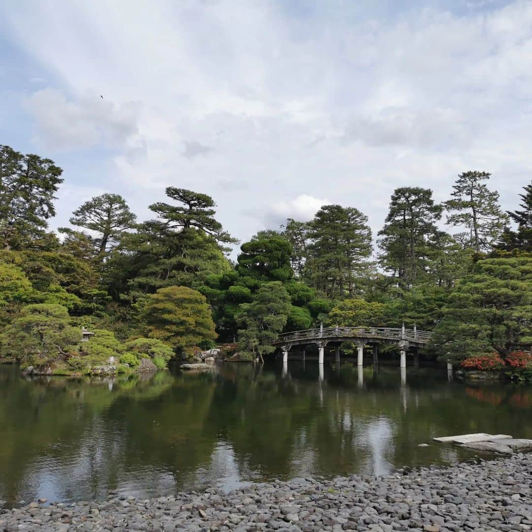 中園健士さんのインスタグラム写真 - (中園健士Instagram)「【世界で1番お得な旅行会員権⁡ 初募集キャンペーン】⁡ H○Sやエク○ペディア等よりも⁡ 遥かにお得になっています。⁡ １年にたった１回でも旅行に⁡ 行く方にとっては⁡ お得と言うかどう考えても⁡ 損する訳がない。。って形の⁡ 旅行会員仲間の募集説明会を⁡ ６月２日（金）朝１０時、２１時。⁡ ６月３日（土）朝１０時⁡ に初開催させて頂きます。⁡ 勿論無料です。⁡ 金銭的に損する訳がない⁡ というか僕がしていますｗｗ⁡ 　⁡ 初めての開催なので⁡ 思いっきりお祭りにして⁡ やろうと思いまして⁡ この２日間どちらかで⁡ ご参加の方に⁡ 個人的に１０００万円⁡ 丸々還元キャンペーンしますので⁡ 損する訳がないんですｗ⁡ （僕が赤字なので。その理由も⁡ お話しますね）⁡ ⁡ 僕は今年から世界中を旅しまくってる⁡ 生活を送っていますが⁡ 実はとある旅行会員権を⁡ 保有しており世界中にお得に⁡ 旅しています。⁡ 　⁡ 「それ聞いた事ある！」⁡ という人いるかもしれませんが⁡ 多分違います。⁡ 　⁡ 僕が知る限り⁡ 僕が日本で初めて⁡ 大々的にこのように⁡ 発表し説明会を開催する⁡ 形になります。⁡ 　　⁡ つまりこれまで誰一人として⁡ この話を聞いた事は無いはずです。⁡ 　⁡ 　⁡ そう、日本で初めてです。⁡ だから日本中で⁡ 話題殺到にする為に⁡ 広告宣伝費として⁡ １０００万円ブチ込むのは⁡ ありと判断して⁡ 今回参加の皆様は⁡ どう考えても１人足りとも⁡ 損しないよなｗって⁡ 内容に僕がしましたｗ⁡ 　⁡ ⁡ 僕含めて旅行って⁡ みんな好きですよね？⁡ 嫌いな人探す方が難しい位⁡ 需要がある。⁡ 　⁡ でも今まではコ○ナで⁡ ３年位海外旅行を我慢していた⁡ ってあなたには朗報中の朗報です。⁡ 　⁡ 　⁡ 何故僕がH○Sやエク○ペディア等よりも⁡ お得だよ。って言い切れるのかと⁡ 言いますとヒントというか⁡ 答えは僕がいるからですｗ⁡ 　⁡ 　　⁡ この１０００万円キャンペーン以外にも⁡ とんでもない特典をブチ込みましたので。⁡ 　　⁡ ⁡ エゲツない特典プランと⁡ 旅行プラン等詳細は⁡ 明日またお知らせしますね。⁡ ⁡ トップページURLの無料サロンにて⁡ その秘密を公開していきますので⁡ 入っておいて下さいね。⁡ 　⁡ ⁡☆☆☆☆☆☆☆☆ ３６５日世界中日本中をリアルノマド 生活しながら月収８桁を 稼ぎ続ける現役大学生の 投稿はこちらから。  @nakazono.kenji  月収５万円以上稼ぐ仲間を １０００人以上輩出した ノウハウはプロフ欄の 起業、集客、情報発信を 教えるラインサロンから 永久無料でご参加を。 ☆☆☆☆☆☆☆☆ 　 #旅行大好き #旅行好き  #京都旅行  #旅行したい  #旅行が好き  #旅行✈️  #旅行に行きたい」5月28日 19時55分 - nakazono.kenji