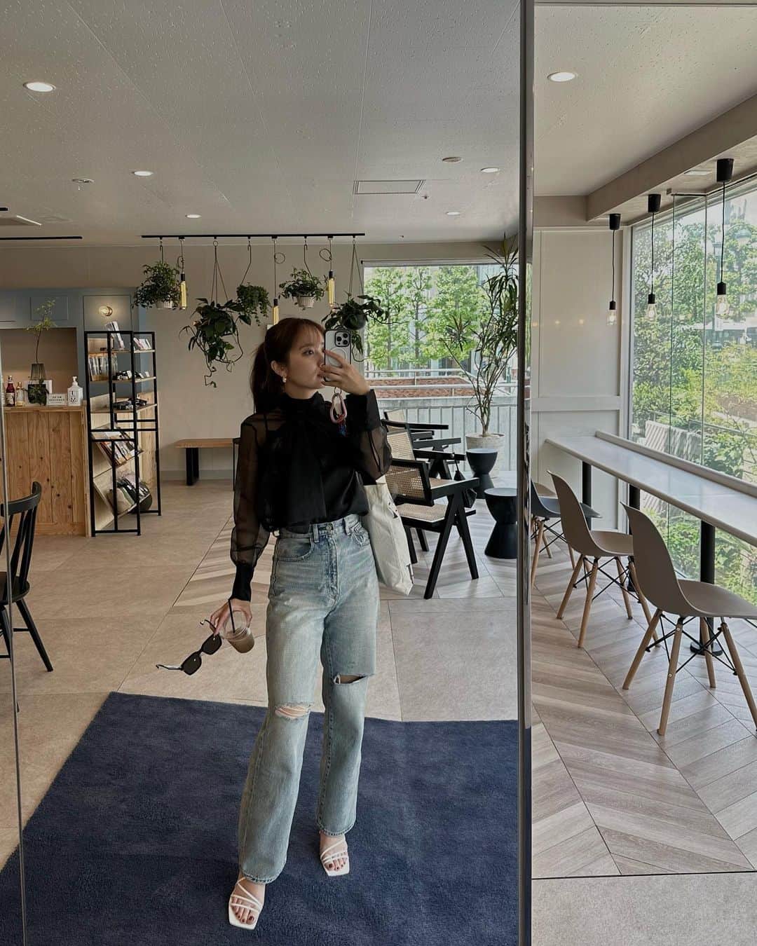 塚本いづみのインスタグラム：「. 𝘮𝘰𝘳𝘯𝘪𝘯𝘨 🦈  このあと鏡に映ってる後ろのイスにかけたままのバッグを置き忘れて帰りました😇 果たして産後ボケなのかただのボケなのか  よく聞かれるスマホにぶらさげてるハートのはBLACKPINKのグッズです🎀」