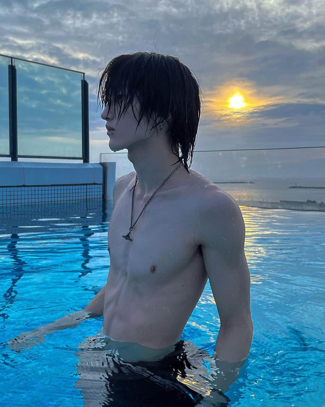 Takumaのインスタグラム：「韓国の夏を代表する大型音楽フェス⚡︎ WATERBOMBが日本に初上陸  韓国で圧倒的な人気を誇る大型音楽フェスでK-POPのTOPアーティストが一堂に介します  大量の水しぶきの中、観客とアーティストが一緒になって水鉄砲を打ち合う、新感覚の熱狂が味わえるフェス 韓国では即日チケット完売の大人気フェスなので、早めのチケット購入がオススメです  ■開催日程 大阪　7月15日(土)16日(日) 名古屋　7月22(土)23日(日) 東京　7月29(土)30日(日)  #waterbomb #waterbombjapan #ウォーターボム #ウォーターボムジャパン #フェス #夏フェス #PR #水着 #水着コーデ」