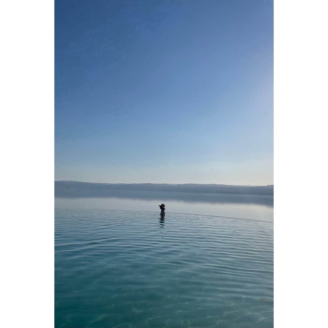 宇賀なつみさんのインスタグラム写真 - (宇賀なつみInstagram)「*  足を踏み入れた瞬間に、浮力を感じて驚きました。  最後に訪れた死海。 海抜マイナス400メートルにある、 塩分濃度の高い湖は青く輝いていて、 対岸にはイスラエルの山々。 眺めているだけで晴れやかな気分になります。  トロトロした水の中で、ふわふわ浮いて…。 あまりに心地良い体験でした。  もっとゆっくりしたかったけど、 帰り道は名残惜しい方が正しいんですよね。  #deadsea  #jordan  #死海 #ヨルダン #わたしには旅をさせよ  #うがたび #宇賀なつみ」5月28日 20時00分 - natsumi_uga