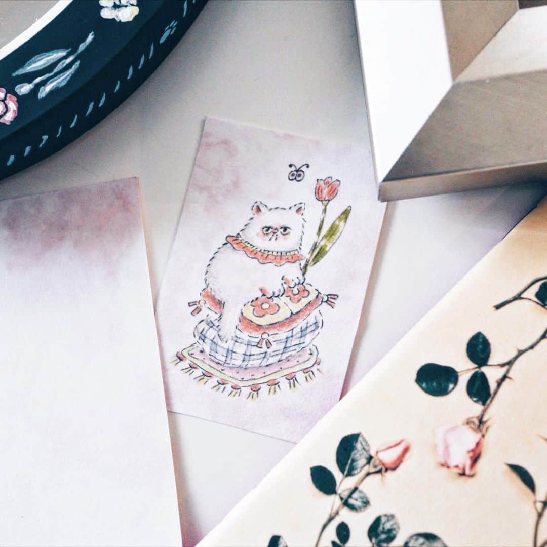 のインスタグラム：「すこし、のんびりと過ごした5月🐈  ひっそりと次回の展示に向けて 制作を進めております💐  また皆さまにお会いできる日を楽しみに！ ひとつずつ、だいじに、頑張るぞ🔥  #ギャラリー#ギャラリー巡り#展示会巡り #イラスト #イラストレーター #絵 #絵本 #インテリア #ハンドメイド #ねこイラスト #トールペイント #illustration #illust #art #paint #picturebook #ハンドメイド #アクリル #おえかき #壁掛け #フレーム #ねこ」