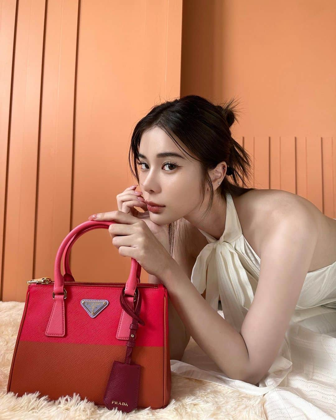 Supassaraさんのインスタグラム写真 - (SupassaraInstagram)「Our love is Pink and Orange. 🧚🏻🩷🧡 Find the color of your love with the new #PradaGalleria @prada」5月28日 21時05分 - supassra_sp