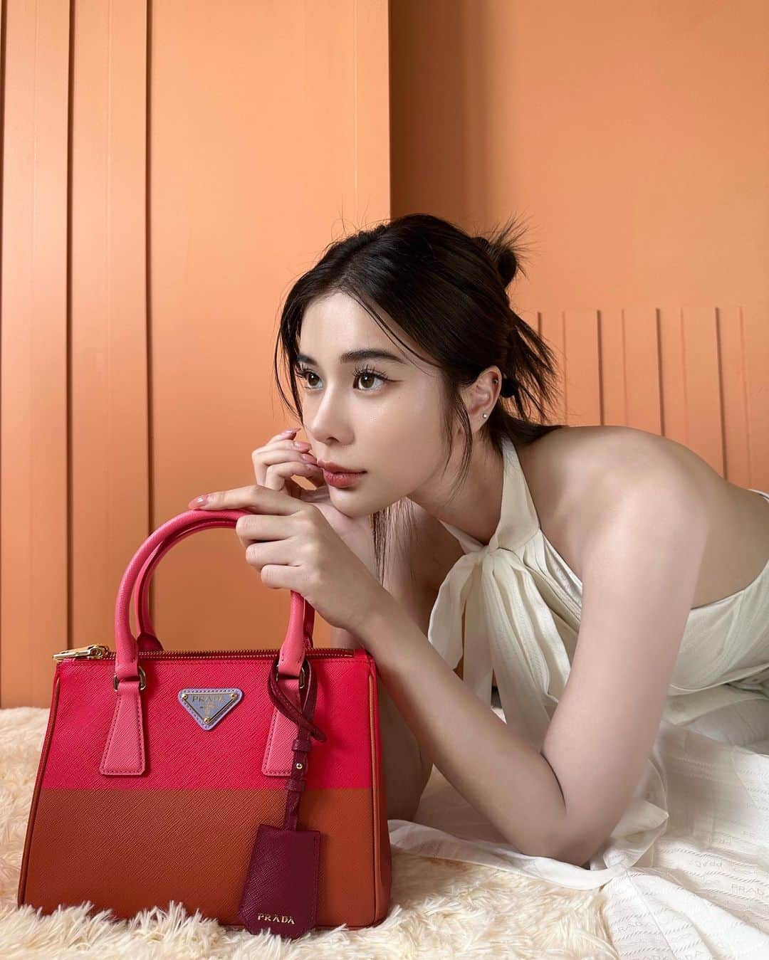 Supassaraさんのインスタグラム写真 - (SupassaraInstagram)「Our love is Pink and Orange. 🧚🏻🩷🧡 Find the color of your love with the new #PradaGalleria @prada」5月28日 21時05分 - supassra_sp