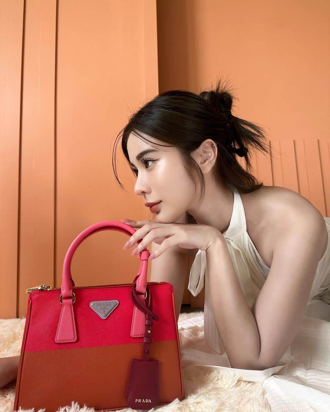 Supassaraさんのインスタグラム写真 - (SupassaraInstagram)「Our love is Pink and Orange. 🧚🏻🩷🧡 Find the color of your love with the new #PradaGalleria @prada」5月28日 21時05分 - supassra_sp