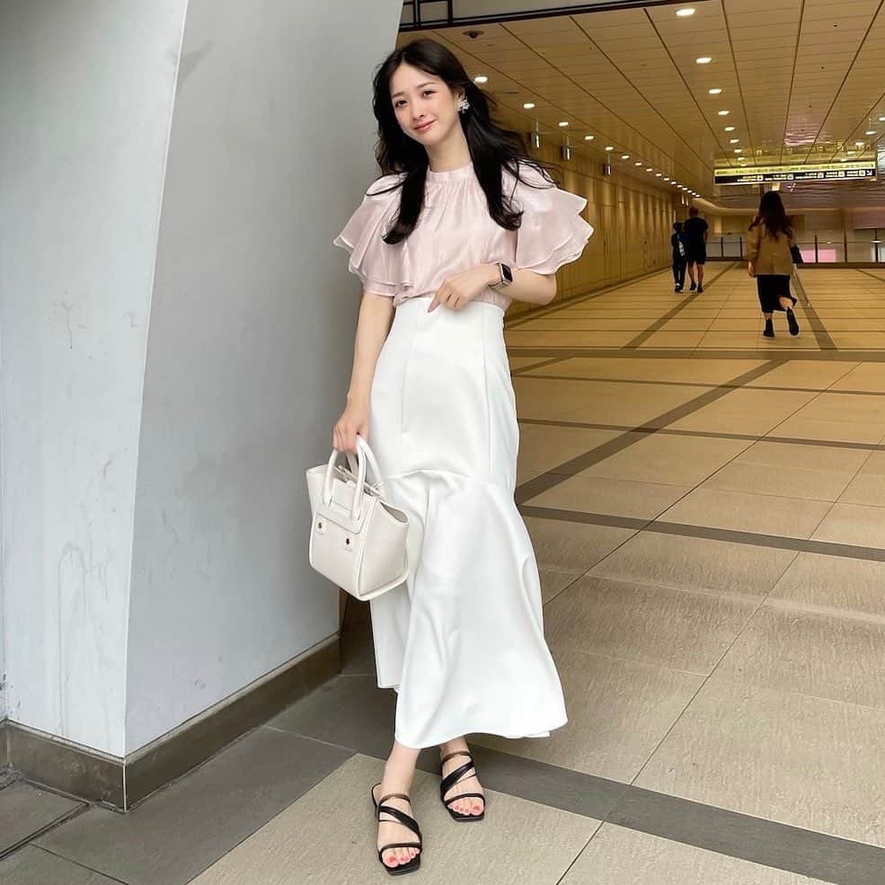 MERCURYDUOのインスタグラム：「. ／ 5.26 (fri) - 5.30(tue) 全品お得なランチャン祭り開催中！  お買い物するなら今がおすすめ 新作・予約・セールアイテム、 全品お得なのは今だけ✔︎ ＼  #泉里香 さん着用 ⁡ #2wayオープンショルダーラッフルブラウス color:off-white/pink/iceblue size:F  #マーメイドフレアスカート  color:off-white/pink/green size:S/M  ※お気に入り追加でポイントプレゼント！  ⁡ アイテム詳細やポイントGETは  @mercuryduo_stylingのTOP リンクからCHECK出来ます。  【着用スタッフ】 @mercuryduo_mika / 160cm 骨格ウェーブ / イエベ春 ⁡ ⁡  ＿＿＿＿＿＿＿＿＿＿＿＿＿＿＿＿＿＿＿＿＿＿＿＿＿＿  ⁡ @mercuryduo_com   #MERCURYDUO #公式通販RUNWAYchannel #マーキュリーデュオ  ＿＿＿＿＿＿＿＿＿＿＿＿＿＿＿＿＿＿＿＿＿＿＿＿＿＿」