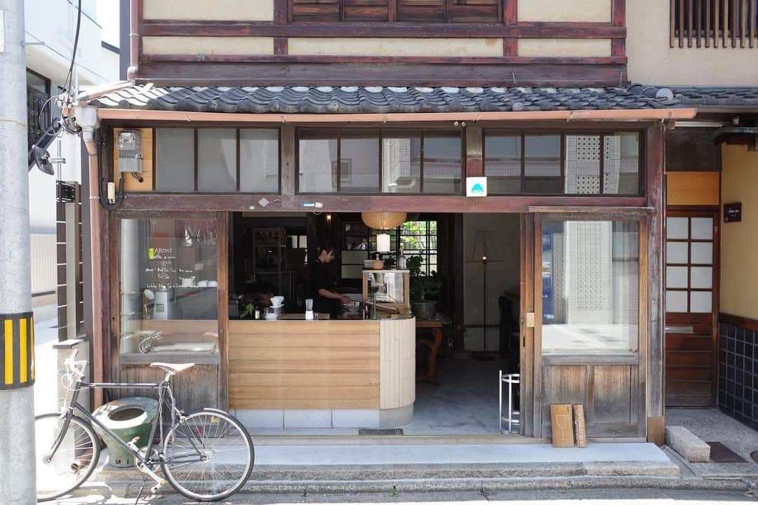 石井輝明さんのインスタグラム写真 - (石井輝明Instagram)「京都、丹波口。 京都のカフェは本当にこういう日本家屋を上手にオシャレにする。 素敵すぎる。 帰り際に店員さんに「前も来てくれたことあります？」と言われて「初めて来ました」って言った時、気まずい空気が流れるどころか、なんかほっこりした。  今日は有楽町ありがとうございました。 本当に手探りの毎日。 みんなおもしろい。 改めて今日もまたそれを思った。  #archicoffeeandwine #cafe #coffee #カフェ #コーヒー #喫茶店 #京都カフェ #丹波口カフェ #カフェ芸人」5月28日 20時06分 - comandanteishii