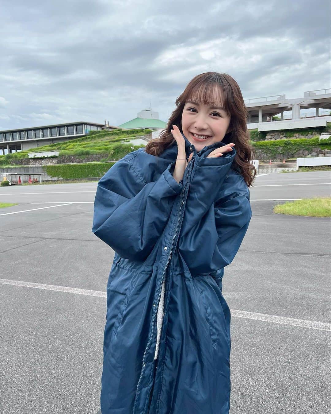 西脇梨紗さんのインスタグラム写真 - (西脇梨紗Instagram)「. ちょっと、部活のマネージャー感😂?  先日少し遠出でとあるお仕事を🫶🏻 私にとって嬉しすぎることでした、 またご報告させてください:)  まだ早朝は寒すぎて、 ベンチコートに包まった☃️」5月28日 20時08分 - risa_nishiwaki