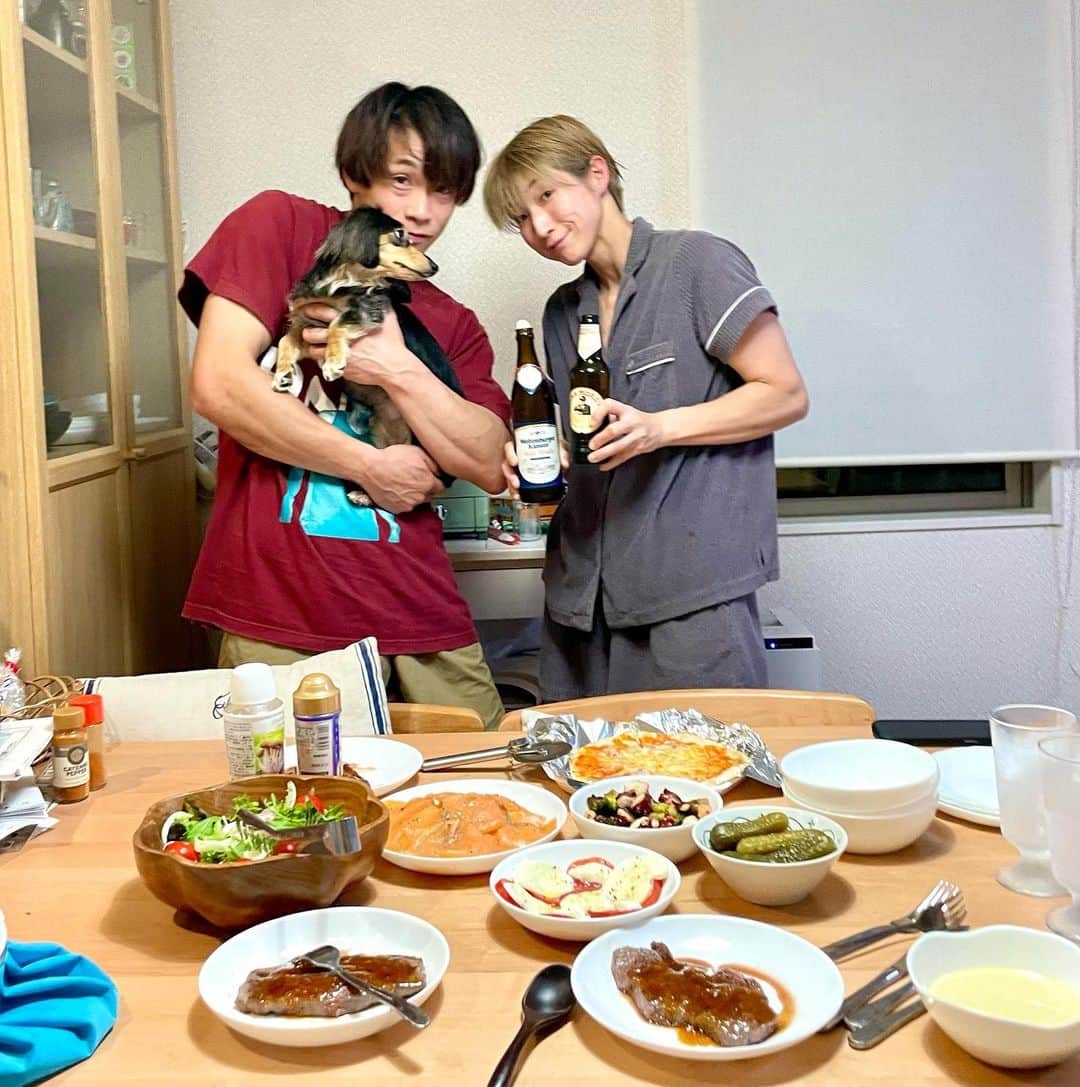 渡辺沙亜里のインスタグラム：「結婚11周年& @harel.806 くん優勝おめでとう！！🇯🇵✨✨  ここに向けてずっとがむしゃらに努力してきた彼の姿を見てきたからじーんと来ますね…  最高のプレゼントをありがとね🎁  周りの成長を喜べるのも年の功だなーとしみじみ感じでおります♡  日本代表ユニフォームを着てMUDHANDと海外に向かって行く日もすぐそこに…✨  全力で応援するぜ👏🏻👏🏻👏🏻👏🏻  …あ、 @kazuma715 さんこれからもよろしくね❤️  #結婚11周年 #鋼鉄婚式」