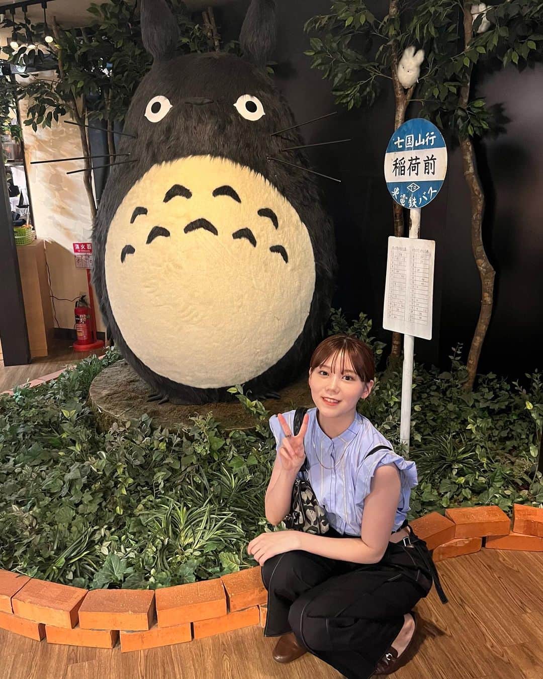 千田麻実のインスタグラム：「⠀ トトロに会いに甥っ子たちと どんぐり共和国に行ったらバス待ちトトロ居た🌽🩵  #トトロ  #ジブリがいっぱいどんぐり共和国」