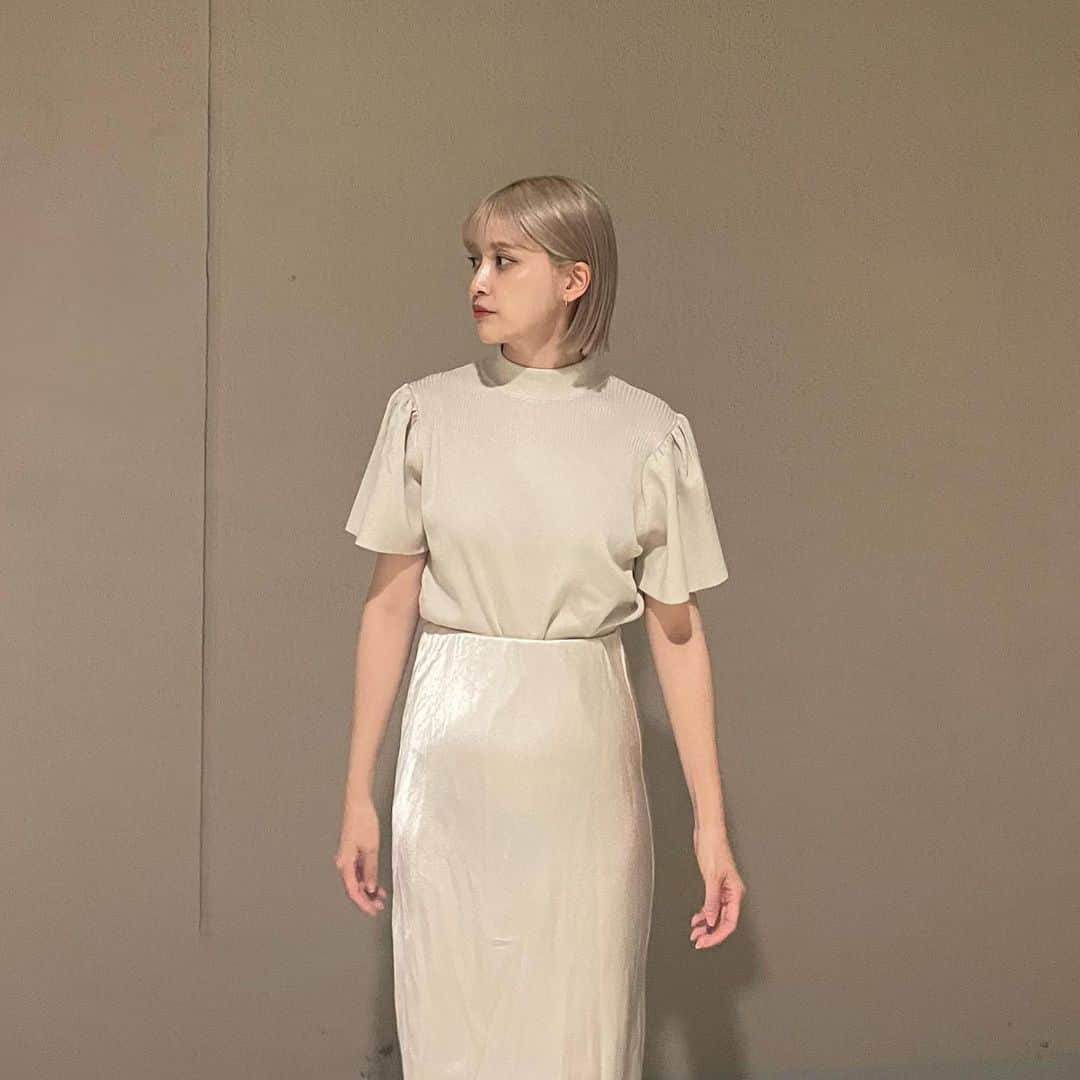 和田えりかのインスタグラム：「最近のこーで🌱 beige×ivory🪿  @fifth_store   フレアスリーブかわいい 二の腕カバーさいこう〜◯ タイトすぎないシルエットに ボトルネックが女性らしさを🫰🏻🤍  #fifth#フィフス#フィフスタイル#fifthtl#フレアショルダーボトルネックニット」
