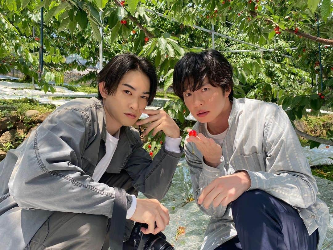 unknownさんのインスタグラム写真 - (unknownInstagram)「『#unknown』 こころを守る２人の騎士(ナイト) ＝ 🍒虎松✖️加賀美🍒  三角関係バトル勃発⚔️と思いきや トリプルデートでほっこり？🥰  そんな第６話、 TVerにて見逃し配信中✨ ➡️tver.jp/series/sr4wj28k63  #田中圭 #町田啓太 #とらコロ 🐯🥔 #全てが繋がってゆく #unknown考察 #犯人は誰だ」5月28日 20時16分 - unknown_ex2023