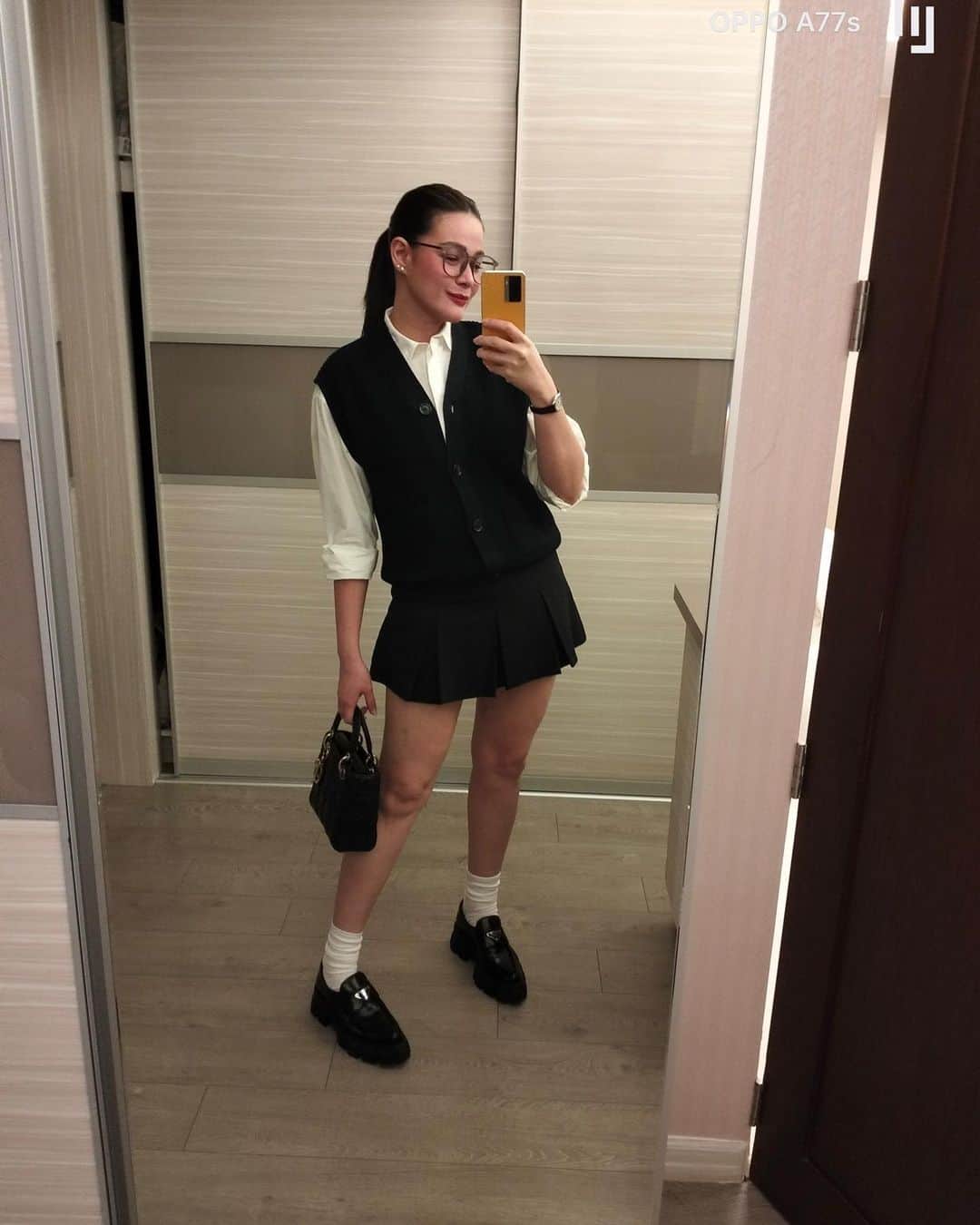ベア・アロンゾのインスタグラム：「Date night ❤️ We always make it a point to go out on dates once a week (usually Sundays!)  I normally wake up late that day to recuperate from my busy week schedule, go to church in the afternoon, maybe meet up with friends or family while drinking cocktails, and have a scrumptious dinner after. I look forward to that one day every week before I restart on Monday. I think it is healthy to have something to look forward to, whether future travels or as simple as getting excited to see your dogs and watch your favorite series after a long day’s work. It keeps the balance. 😊 Ikaw? How do you spend your Sundays?」