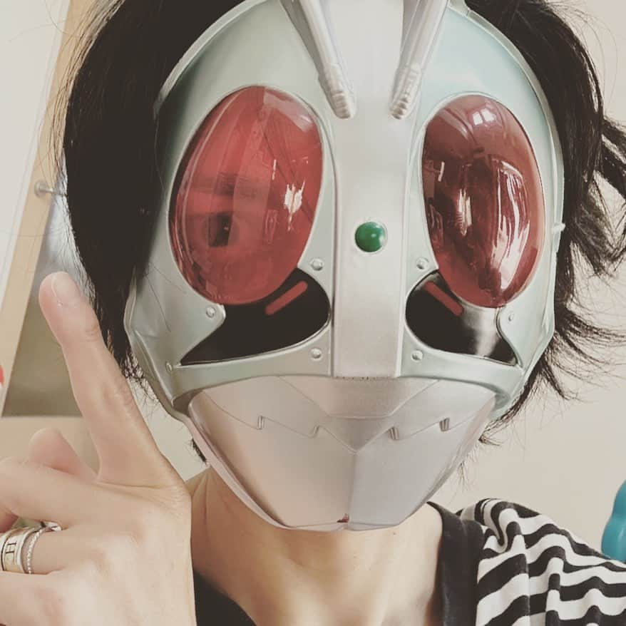 横尾初喜さんのインスタグラム写真 - (横尾初喜Instagram)「仮面ライダーくみこ。  最近めっきりハマってます。  #エンクミ #遠藤久美子  #家族時間 #目が真剣」5月28日 20時21分 - hatsukiyokoo