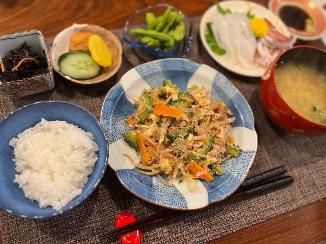 月央和沙のインスタグラム：「うちの晩ごはん🍚✨  #ゴーヤチャンプルー #いかのお造り #枝豆 #ひじきの煮物 #大根のお味噌汁」