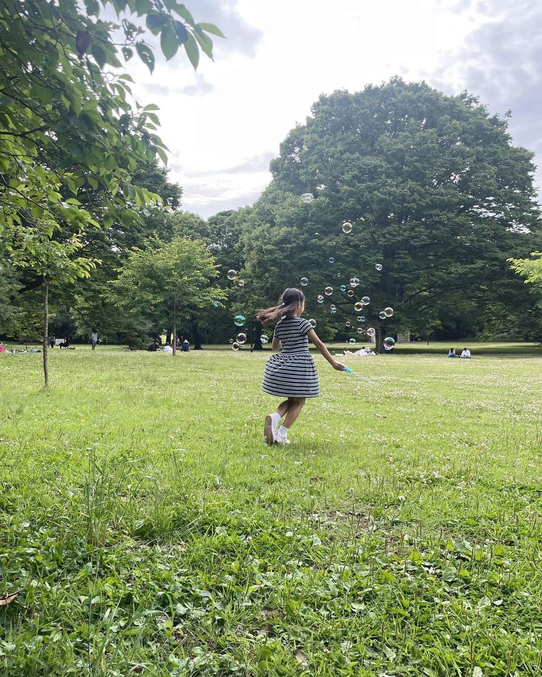 安めぐみさんのインスタグラム写真 - (安めぐみInstagram)「今日は広々とした公園へ🚶‍♀️🌿✨  #公園 #緑が綺麗でした #🌳 #今日もお疲れ様でした😊」5月28日 20時22分 - yasu_megumi_official