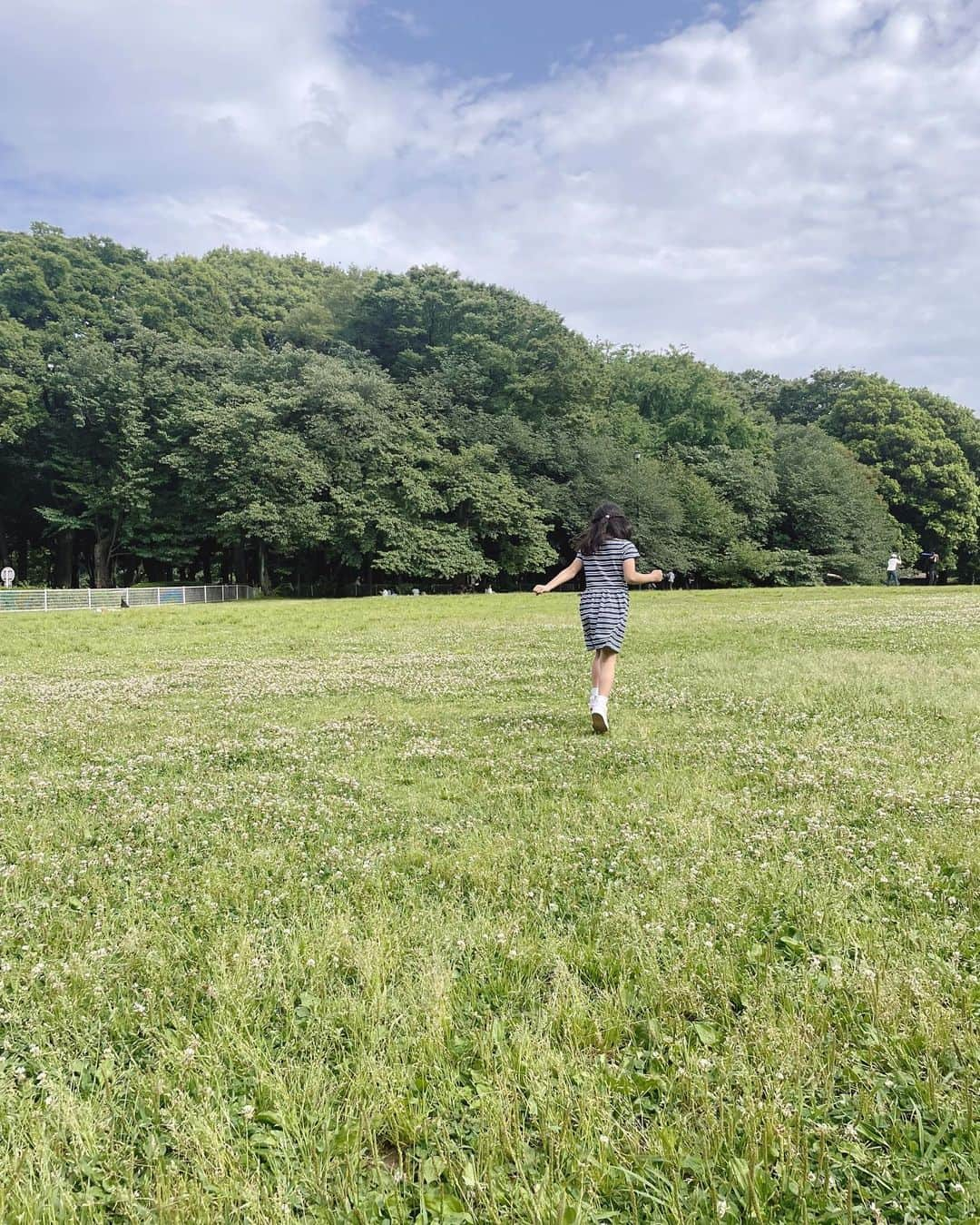 安めぐみさんのインスタグラム写真 - (安めぐみInstagram)「今日は広々とした公園へ🚶‍♀️🌿✨  #公園 #緑が綺麗でした #🌳 #今日もお疲れ様でした😊」5月28日 20時22分 - yasu_megumi_official