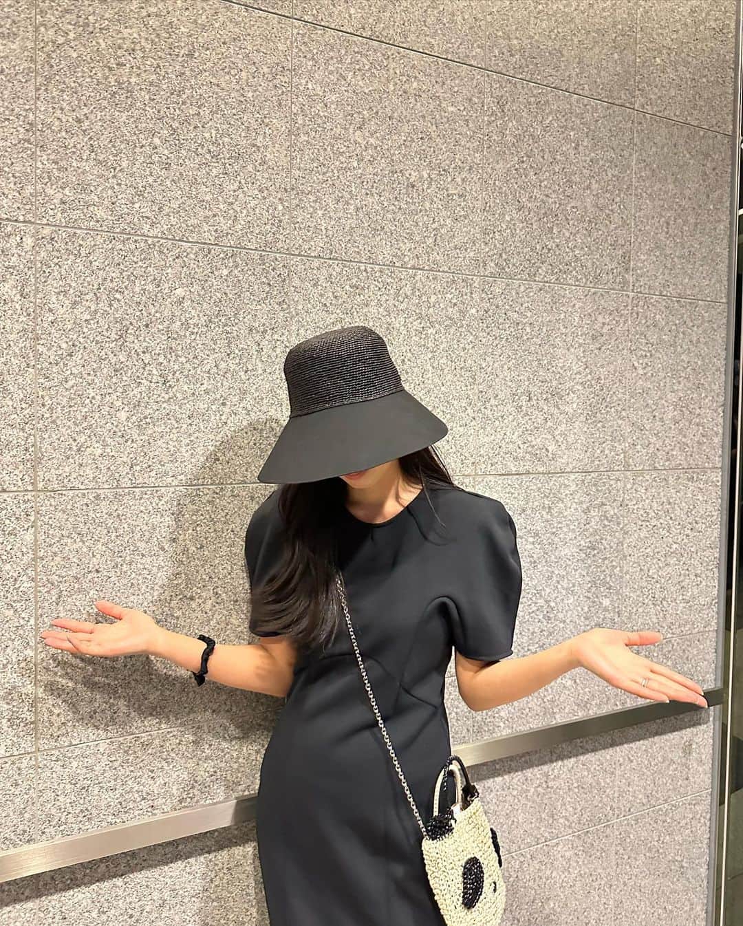 鈴木詩織さんのインスタグラム写真 - (鈴木詩織Instagram)「友達の子どもと遊んだ日♡  @mirei_kiritani_ さんが @amerivintage とコラボしたワンピにスニーカーにしたの🙆🏻‍♀️  公園で遊ぶから汚れるし日焼けもするかな？と思って、UVカット機能や吸水・速乾性もあって洗濯機で洗えるからこのワンピにしたの🖤 動きやすいし、とってもよかった✌🏻  シンプルだけど、チューリップのようなカーブのデザインがスタイルもよく見えるから好き😼  ⁡  #shiorin_styling#amerivintage#helenkaminski#newbalance#anteprima#アメリヴィンテージ#ヘレンカミンスキー#アンテプリマ」5月28日 20時23分 - shiorin0802suzuki