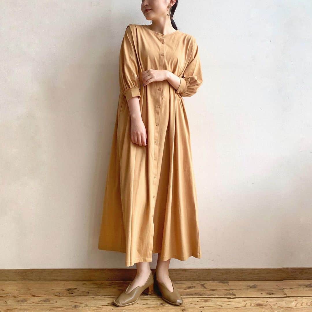 のインスタグラム：「. ＼ 📣  PICK UP ／  楽天市場店限定🙌🏻 人気インフルエンサーyukikoさんコラボ 汗しみないワンピースが‥  6/4(日)20:00〜超スペシャルpriceに⭐️  全体的に膨らみすぎないようにIラインを意識し、 スタイルアップできるようなシルエットにしました。 肩もボリュームが出すぎないようにギャザーは入れず、 さらに肩の切り替えデザインでスッキリ着られます。 フレアにすることで足さばきもよく動きやすいので、 子育てに忙しいママにもぴったり！ yukiko  じめじめ暑い梅雨の羽織としてもピッタリ💡 汗しみないシリーズを愛用している方にはもちろん、初めて挑戦する方にもおすすめのこだわりアイテム🌟 詳しくはハイライトの「special」から楽天市場店をcheck！  yukikoさんコラボ 汗しみない ワンピース ※楽天市場店限定 🔎 2200280 着用staff Ginger・Black /ろい 162cm A.khaki / みーちゃん 160cm ⁡」