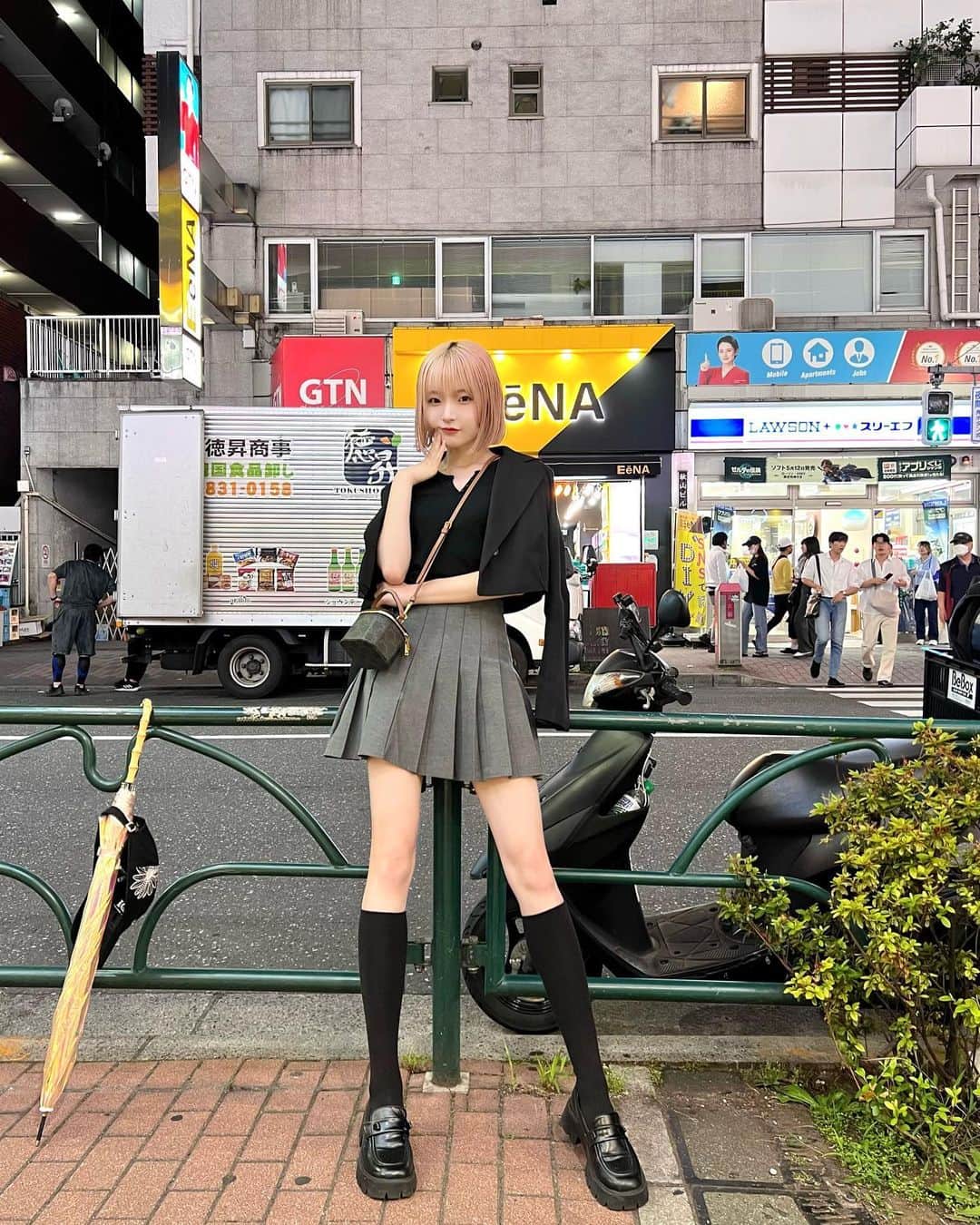 志村美希のインスタグラム：「🇰🇷  ひさびさ新大久保行ったら脚盛れてまぎでウレシイデス 粉々チーズのチキンとチヂミがだいすき みんなは韓国料理ナニスキ？」