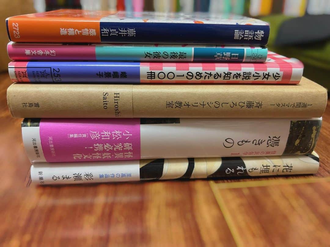のインスタグラム：「まなもです。 池袋ジュンク堂さんで、1万円で本を買ってみた。をしてきました。 偶然図書カードを本棚から見つけましたのと、YouTubeで1万円で本を買う動画を観て私もやりたくなったので、友人に付き合ってもらいやってきました。 動画なんて全く回してないのに「はい、ということでね、池袋ジュンク堂に来ましたが」なんて話しながら上から回っていったのはすごく楽しかったです。 友人とはそこそこ長い付き合いでして(小4頃から知っている)私のこともよく理解しております。なので、よく、己の常識と一般的な常識との差についての話で盛り上がります。 おそらく私はとても狭い世界を生きているので、「今まで○○のこと世の中の人全員好きだと思ってたんだけど、そうでもないみたい」「うん。それはないかな」という会話が生じて面白いです。  1万円以内で買い物をし、1万円を超えた分は自腹 というルールで買い物をしていくのですが、ここにある1万円も自腹だし、超過しても自腹なので、つまりただのエンタメ要素の強い買い物です。 ただ、普段だとここまで値段を意識して本を買うことがないので珍しくて面白かったです。 なんとなく、ぽくない本選びたいなと思っていたのですが、この上なく私っぽい本が積み上がっていきました。  個人的に、今まで買う勇気が無かった河出書房新社さんの「怪異の民俗学」シリーズに手を出せたのが嬉しかったです。本当は『妖怪』が読みたかったんですけど、どうせ全部読みたいから1からかなと。 全部揃えて置く場所とは一体……と心配ですが、いざとなったら「プレゼントされたから仕方なく」という体でいきます。プレゼントなら仕方ないのです。 私から私へのプレゼントです。  縛りありで本を選ぶの楽しいので、皆さまもぜひ。」