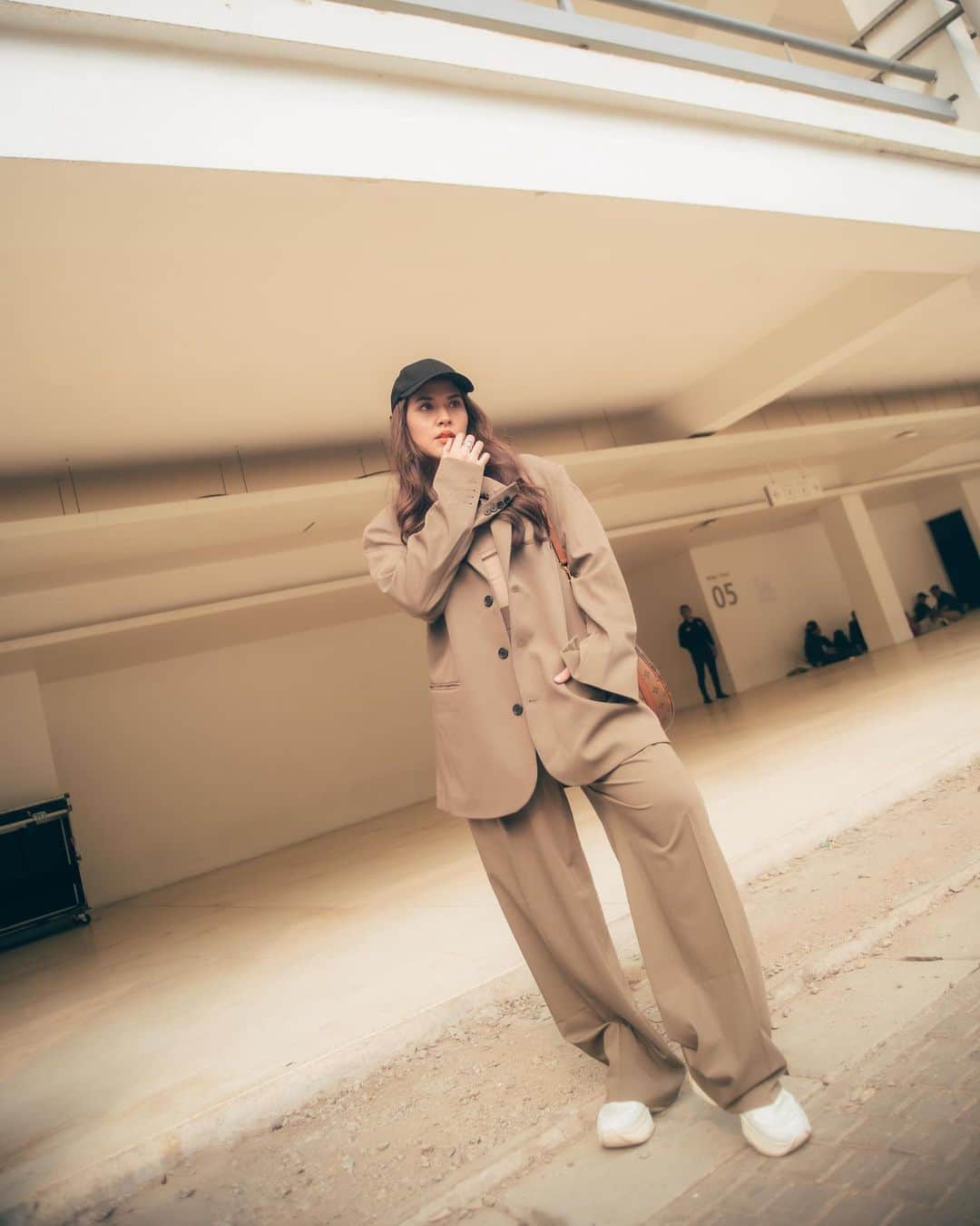 Raisa Andrianaのインスタグラム：「Pura-pura gak panas padahal keringetan inside~ #ootd」