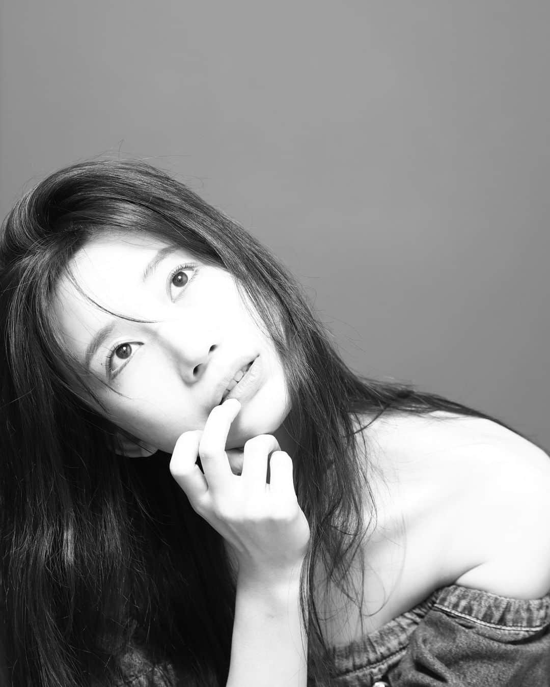 小倉優香のインスタグラム：「憧れのワンホンちゃんが紹介してた 上海のフォトショップにいってきた💐  撮れた写真が気に入ったのでインスタのアイコンにしました 新しい写真覚えてね🤍  #上海 #小倉ゆうか #ワンホン #セルフィー#フォトスタジオ」