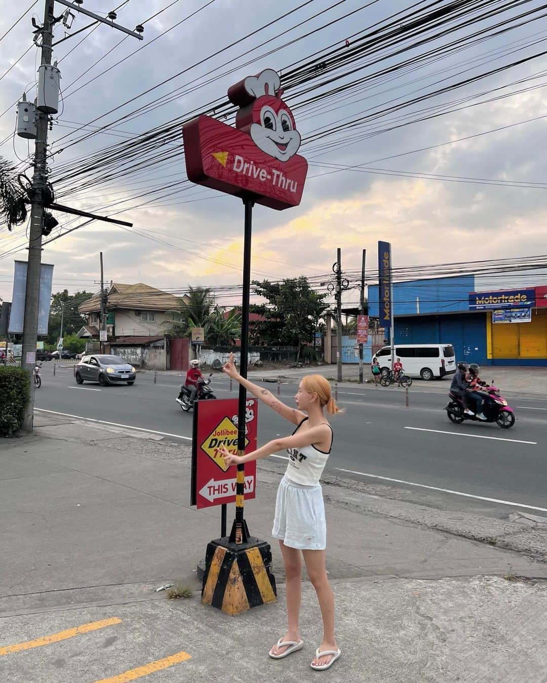 ハン・アルムソンイさんのインスタグラム写真 - (ハン・アルムソンイInstagram)「맨날 세부 맛집만 추천하다가 오늘은 액티비티도  추천박고 감니다잉 제가 세부를 특히 좋아하는 이유가 바로 액티비티 때문인데요 .. 하루 뽕뽑을수있는 최고의 일정을 알려주깨요 ..  졸리비에서 아침먹고 > 오슬롭 고래상어 투어>투말록 폭포 관광> 캐녀닝 > 식사 후 귀가 하루를 정말로 알차게 보낼수있는 투어임니다 .. 고래상어 가까이서보면 진짜 웅장하고 자연의 신비 ..상어친구 사귀기 ... 폭포가서 스쿠터 타구 폭포샤워 하고 닥터 피쉬한테 각질 무료나눔 하구 ㅋㅋ 캐녀닝은 n 번째 인데도 진짜 재밌다.. 일단 남자들 환장하는 액티비티 ㅋㅋ물만보면 뛰어들고 싶어서 안달나심 .. 인생에서 한번쯤 꼭해봐야한다고 생각함니다 ..힘들긴하지만 다이빙할때 그 쾌감을 잊을수가 업서요..끝나고 삼겹살에 라면은 진짜 세상 꿀맛임ㅋㅋ 사진 10장이 부족하네 정말  근데 이거 귀찮게 따로따로 예약할 필요없고 저는 해적호핑통해서 세자투어 신청해서 갓어요 아모고토 신경쓸 필요가 없음 ..암튼 세부여행 간다 ? 그럼 이 오슬롭투어+캐녀닝이랑 호핑투어는 꼭하고와야 어디가서 나 세부좀 다녀왔다 ~ 라고 할수있다는점 ~ 전 조만간 또 가고싶은데 혹시 같이 가실분 .. 구함 ...」5月28日 20時34分 - areumsongee