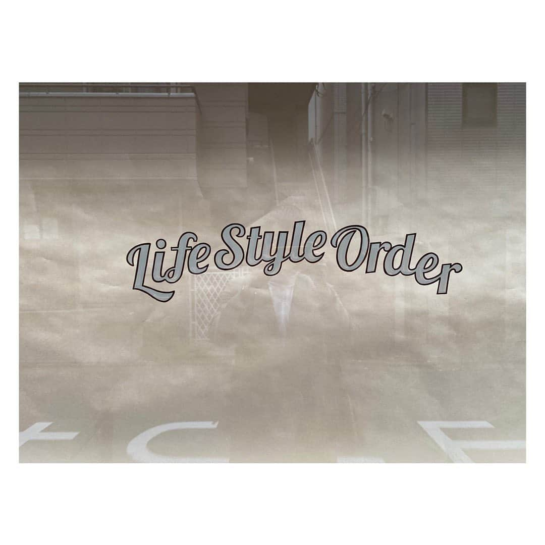 life_style_orderさんのインスタグラム写真 - (life_style_orderInstagram)「< window × lifestyleorder >  定休日を利用して新店舗に行き、ウインドーへ、サインペインティングしてもらいました。  ベージュの色は絶妙な色味に調色してもらっています。  @letter_boy のピーター氏はカッコよくて素晴らしいアーティストでした👌🏻  オープン時は白バックになりますので、お店に来られる際は是非見てみてください🙌🏻  小物はオンラインショップにて🤳🏻  LSO-MARKET https://shop.lifestyleorder.com  ----------------------------------------- 11:00-19:00 月曜・木曜定休日 完全予約制 ※HPのコンタクトフォームよりお願いします -----------------------------------------  #lifestyleorder #ライフスタイルオーダー #ウェディングスーツ #プレ花嫁 #新郎衣装 #タキシード #フォトウェディング #オーダータキシード #2023夏婚 #2023秋婚 #オーダースーツ #オーダーコート #スリーピース #スーツスタイル #ジャケットスタイル #ビジネスカジュアル #ビジカジ #サインペイント #signpainting」5月28日 20時39分 - life_style_order