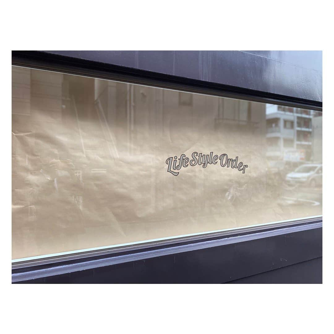 life_style_orderのインスタグラム：「< window × lifestyleorder >  定休日を利用して新店舗に行き、ウインドーへ、サインペインティングしてもらいました。  ベージュの色は絶妙な色味に調色してもらっています。  @letter_boy のピーター氏はカッコよくて素晴らしいアーティストでした👌🏻  オープン時は白バックになりますので、お店に来られる際は是非見てみてください🙌🏻  小物はオンラインショップにて🤳🏻  LSO-MARKET https://shop.lifestyleorder.com  ----------------------------------------- 11:00-19:00 月曜・木曜定休日 完全予約制 ※HPのコンタクトフォームよりお願いします -----------------------------------------  #lifestyleorder #ライフスタイルオーダー #ウェディングスーツ #プレ花嫁 #新郎衣装 #タキシード #フォトウェディング #オーダータキシード #2023夏婚 #2023秋婚 #オーダースーツ #オーダーコート #スリーピース #スーツスタイル #ジャケットスタイル #ビジネスカジュアル #ビジカジ #サインペイント #signpainting」