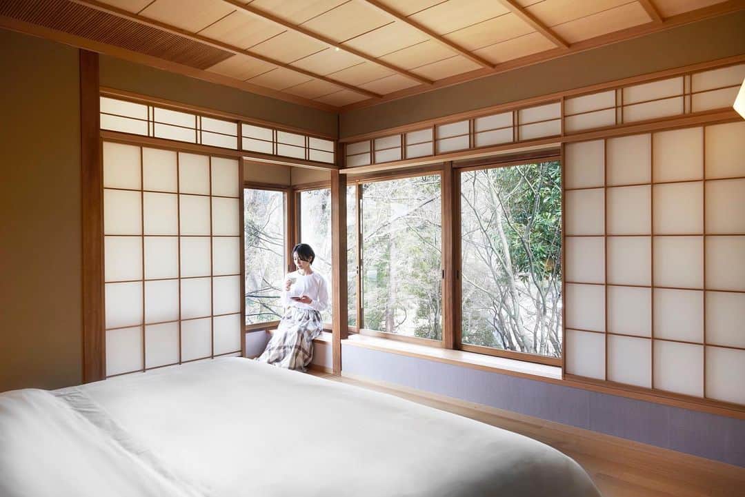 THE WESTIN KYOTO ウェスティン都ホテル京都さんのインスタグラム写真 - (THE WESTIN KYOTO ウェスティン都ホテル京都Instagram)「数寄屋風別館「佳水園」 水色の腰張りがぐるりと部屋を囲み、まるで水の中に浸っているような落ち着いた空間を演出しています。 和室ならではの座椅子で、ゆったりとした時間の流れを感じてください。  Sukiya-style Annex "Kasui-en" The light blue wainscoting surrounds the room, creating a calm space as if you are immersed in water. Sit in a Japanese-style chair and feel the flow of time in a relaxing atmosphere.  #佳水園　#kasuien #村野藤吾　 #japanesearchitecture #数寄屋 #京都旅行　#京都観光　#都ホテル #westinmiyakokyoto #ウェスティン都ホテル京都」5月28日 20時40分 - westinmiyakokyoto