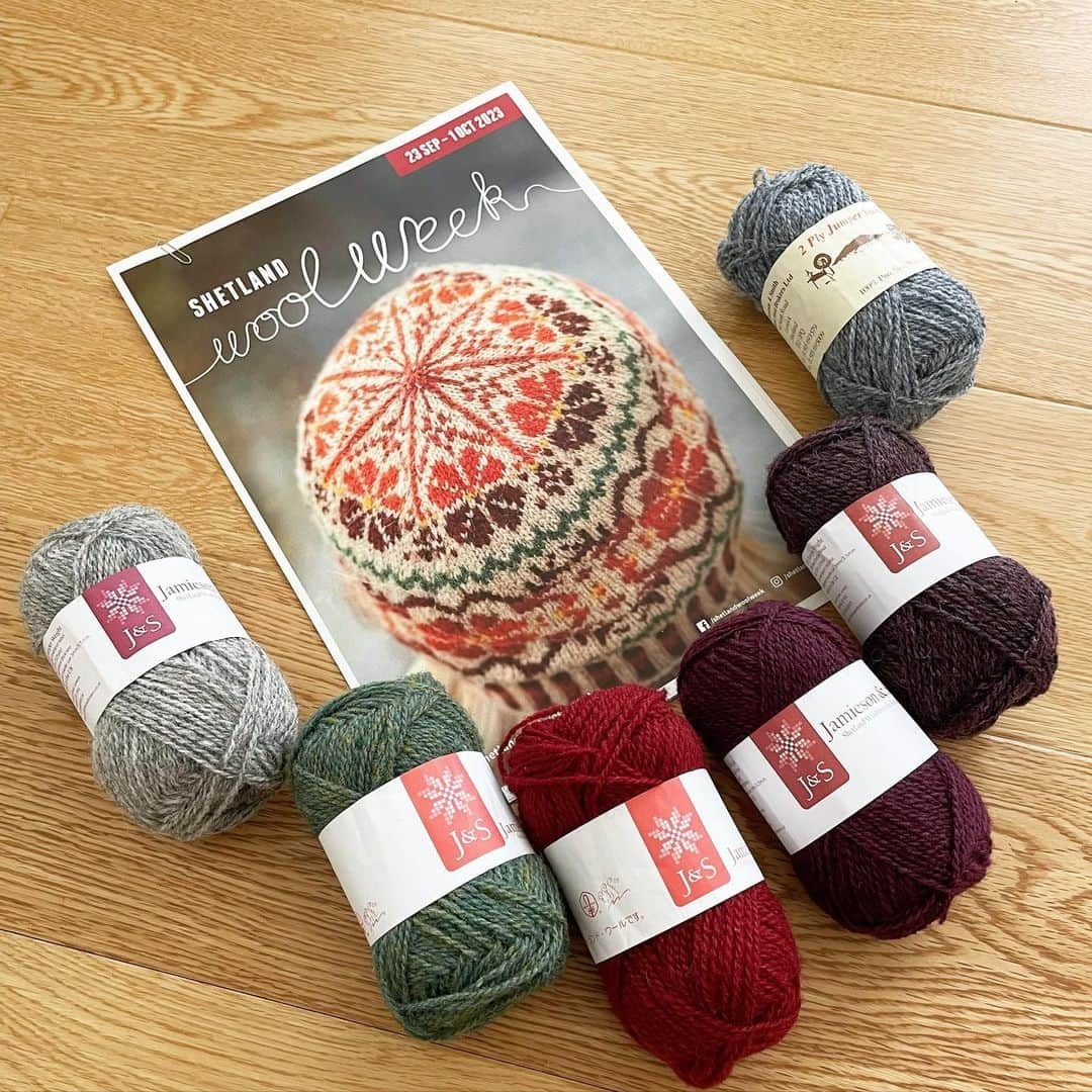 長久保智子さんのインスタグラム写真 - (長久保智子Instagram)「Let’s get started!  2023 SWW Buggiflooer Beanie . I selected J&S yarn and wanted to use grey and red colours.   今年のSWW hat. Buggiflooer Beanie . そろそろ始めようかな🤔 今まであまり赤系の帽子を編んでいなかったので、今年のは赤系を選んでみました。お気に入りのカーキのスカートにも合うように… 💙  #shetlandwool #shetlandwoolweek #buggiflooerbeanie #jamiesonandsmith #shetlandlove」5月28日 20時42分 - satoko.tricot_the