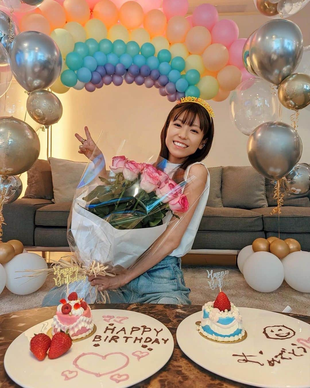 若槻千夏さんのインスタグラム写真 - (若槻千夏Instagram)「39歳になれました🌈🎂‼︎🌈︎🎉  朝からずっとコソコソ👧🏼👦🏼話してるから 絶対サプライズだろうな~と思ってたら 家族の サプライズが予想を超えてすごかったw🥺❤️  #パパママ産んでくれてありがとう  サンキュー‼︎」5月28日 20時42分 - wakatsukichinatsu