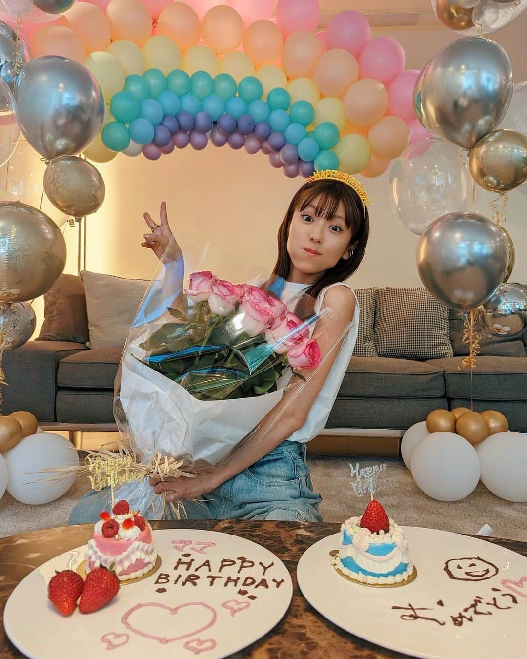 若槻千夏さんのインスタグラム写真 - (若槻千夏Instagram)「39歳になれました🌈🎂‼︎🌈︎🎉  朝からずっとコソコソ👧🏼👦🏼話してるから 絶対サプライズだろうな~と思ってたら 家族の サプライズが予想を超えてすごかったw🥺❤️  #パパママ産んでくれてありがとう  サンキュー‼︎」5月28日 20時42分 - wakatsukichinatsu