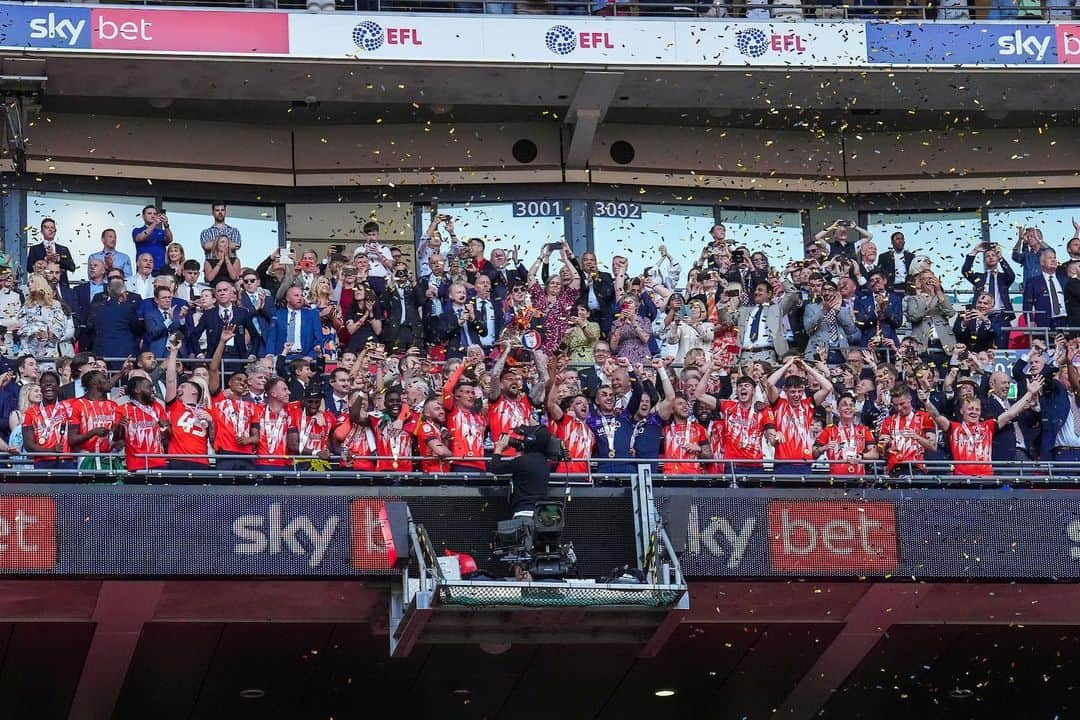 コーリー・ウッドローさんのインスタグラム写真 - (コーリー・ウッドローInstagram)「I left this football club 2011 in the conference…2022 I came back…2023 promotion to the Premier League!!! Incredible journey, incredible people, incredible football club 🟠🧡」5月28日 20時53分 - cauleywoodrow