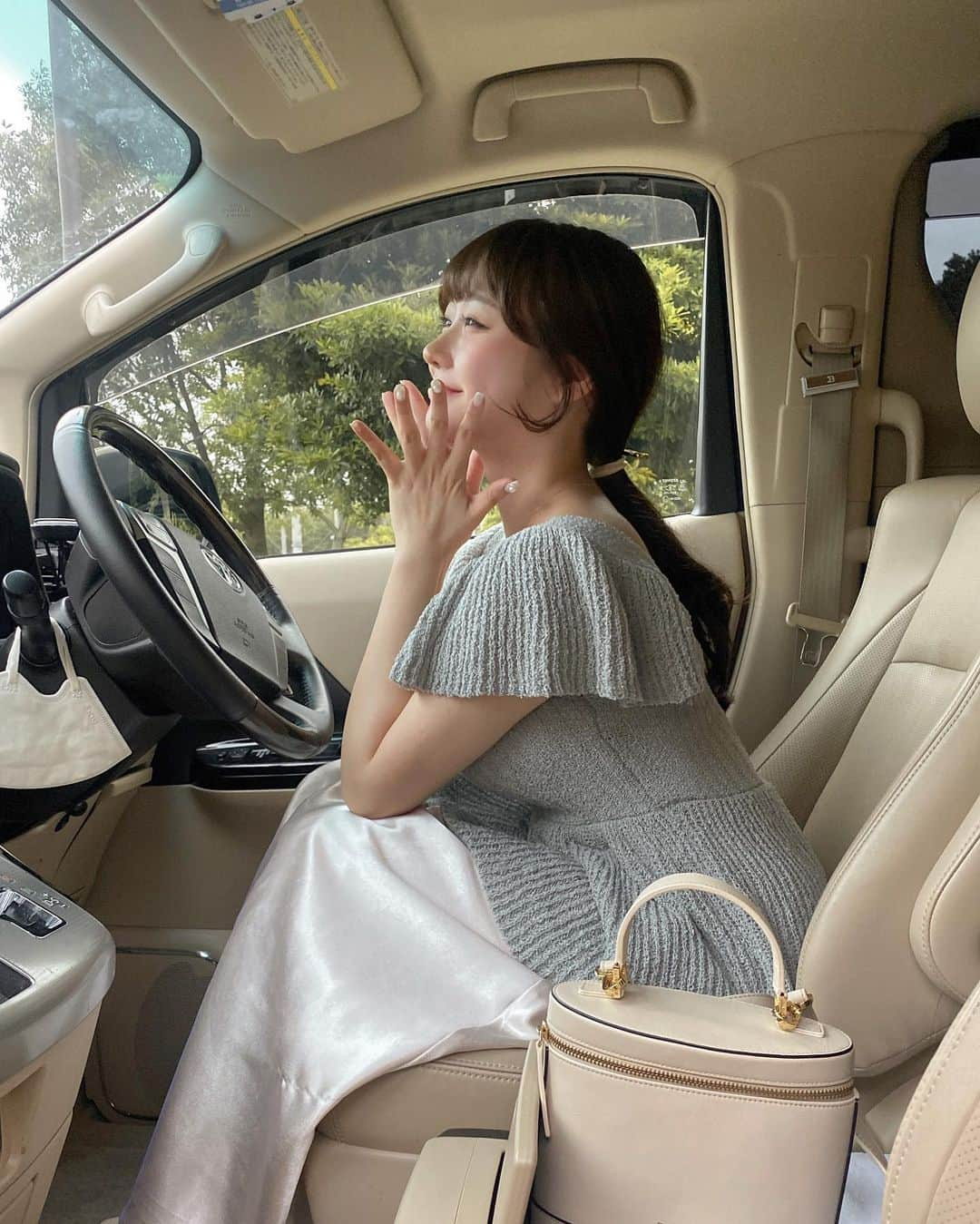 白濱楓雅さんのインスタグラム写真 - (白濱楓雅Instagram)「今日も運転してた~🚖 運転でストレス発散出来てる気がする♡笑 今日もニットビスチェ着てたよ~‼︎🐚 こちらはライトブルー🫣♡ 最後の写真みたいに中にTシャツ合わせてもちょっとカジュアルぽくて可愛いの🏃🏻‍♀️ これ着て海ピクとかも絶対かわいいなあ⸝⸝⸝ ベージュとライトブルーどっち推しですかっ🫶🏻  𝗄𝗇𝗂𝗍 𝖻𝗎𝗌𝗍𝗂𝖾𝗋 . . 𝟢𝟨/𝟢𝟩 𝖼𝗈𝗆𝗂𝗇𝗀 𝗌𝗈𝗈𝗇 ☑︎ 𝗌𝖺𝗍𝗂𝗇 𝗌𝗄𝗂𝗋𝗍 . . 𝗇𝗈𝗐  𝗈𝗇  𝗌𝖺𝗅𝖾 🛒 @pomiii_official   . #pomiii #ブルーコーデ #サマーニット」5月28日 20時53分 - fuchan_2003