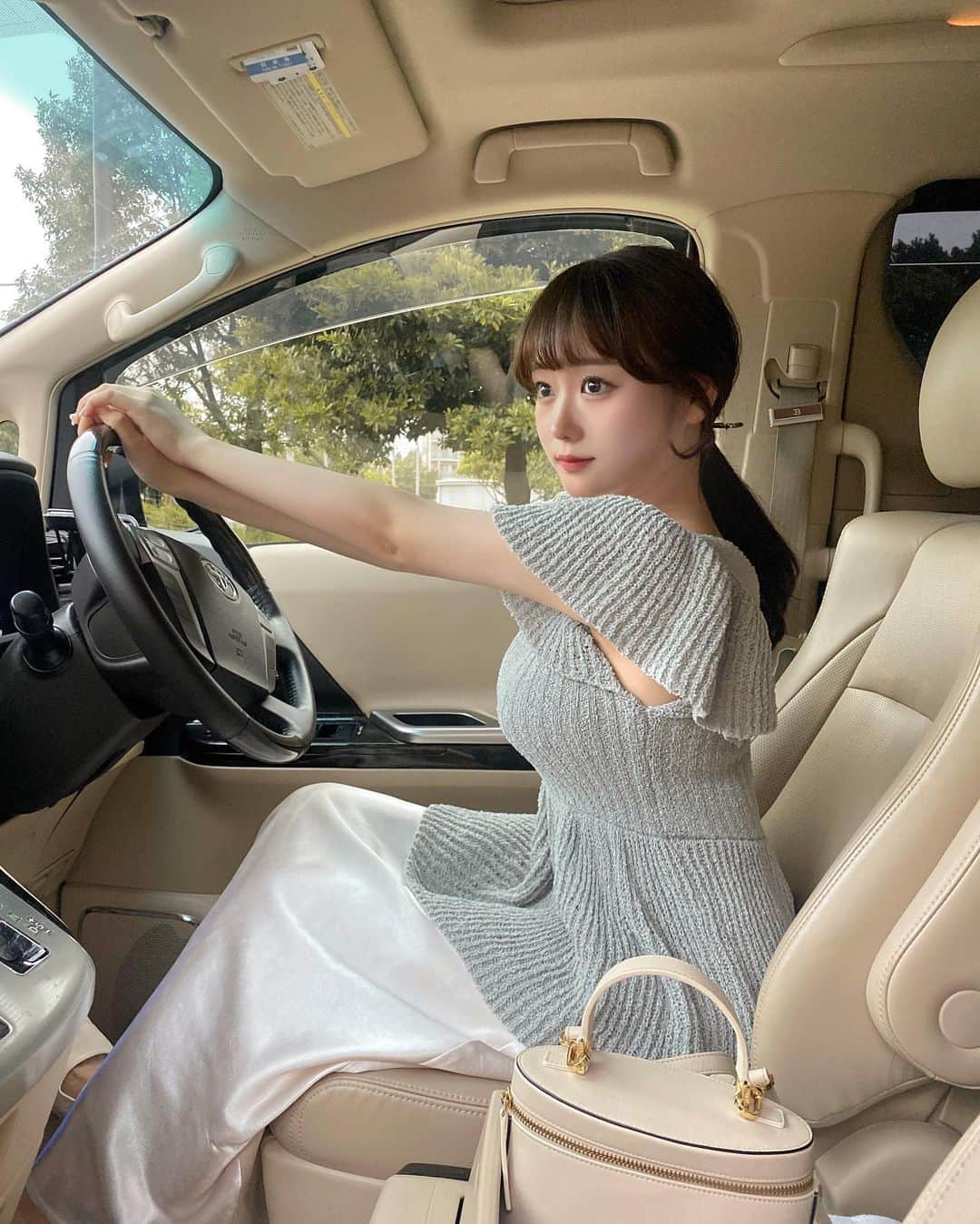 白濱楓雅さんのインスタグラム写真 - (白濱楓雅Instagram)「今日も運転してた~🚖 運転でストレス発散出来てる気がする♡笑 今日もニットビスチェ着てたよ~‼︎🐚 こちらはライトブルー🫣♡ 最後の写真みたいに中にTシャツ合わせてもちょっとカジュアルぽくて可愛いの🏃🏻‍♀️ これ着て海ピクとかも絶対かわいいなあ⸝⸝⸝ ベージュとライトブルーどっち推しですかっ🫶🏻  𝗄𝗇𝗂𝗍 𝖻𝗎𝗌𝗍𝗂𝖾𝗋 . . 𝟢𝟨/𝟢𝟩 𝖼𝗈𝗆𝗂𝗇𝗀 𝗌𝗈𝗈𝗇 ☑︎ 𝗌𝖺𝗍𝗂𝗇 𝗌𝗄𝗂𝗋𝗍 . . 𝗇𝗈𝗐  𝗈𝗇  𝗌𝖺𝗅𝖾 🛒 @pomiii_official   . #pomiii #ブルーコーデ #サマーニット」5月28日 20時53分 - fuchan_2003