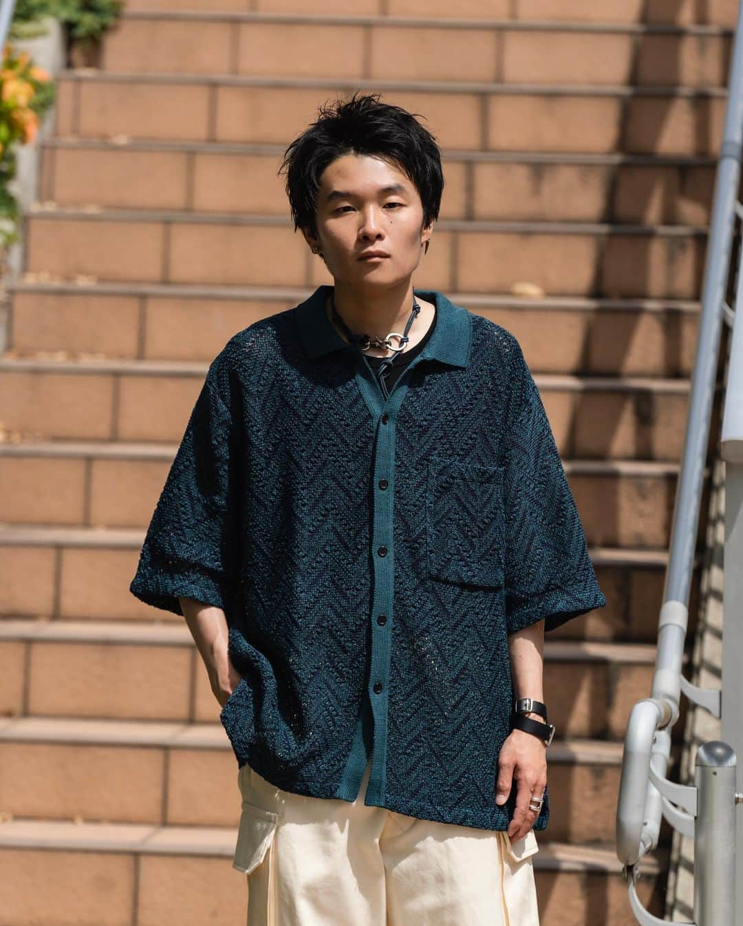 Ryoさんのインスタグラム写真 - (RyoInstagram)「Today's outfit🚶‍♂️ @yoke_tokyo のHERRINGBONE MESH SHIRT S/S。 ずっと寝かせていたので、ようやく着れる時が来た！笑 名前の通りヘリンボーン柄に編み込まれたメッシュシャツは、ドライタッチで、夏場でも快適。いやらしくない透かしの編みになっているのでメンズでも着やすいトレンド感のあるシャツ👔 グリーンとネイビーを掛け合わせた配色も唯一無二かと！👍  tops : @yoke_tokyo  pants : @blurhms_rootstock  shoes : @adidasoriginals  neckless : @ourlegacy  ㅤㅤㅤㅤㅤㅤㅤㅤㅤㅤㅤㅤㅤ #adidas  #samba #blurhms #blurhmsrootstock  #yoketokyo」5月28日 20時54分 - ryo__takashima