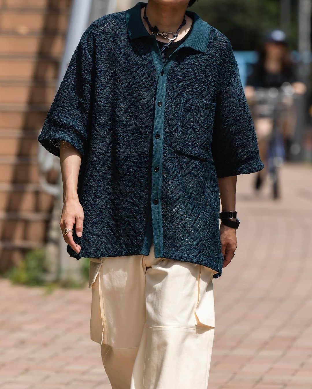 Ryoさんのインスタグラム写真 - (RyoInstagram)「Today's outfit🚶‍♂️ @yoke_tokyo のHERRINGBONE MESH SHIRT S/S。 ずっと寝かせていたので、ようやく着れる時が来た！笑 名前の通りヘリンボーン柄に編み込まれたメッシュシャツは、ドライタッチで、夏場でも快適。いやらしくない透かしの編みになっているのでメンズでも着やすいトレンド感のあるシャツ👔 グリーンとネイビーを掛け合わせた配色も唯一無二かと！👍  tops : @yoke_tokyo  pants : @blurhms_rootstock  shoes : @adidasoriginals  neckless : @ourlegacy  ㅤㅤㅤㅤㅤㅤㅤㅤㅤㅤㅤㅤㅤ #adidas  #samba #blurhms #blurhmsrootstock  #yoketokyo」5月28日 20時54分 - ryo__takashima