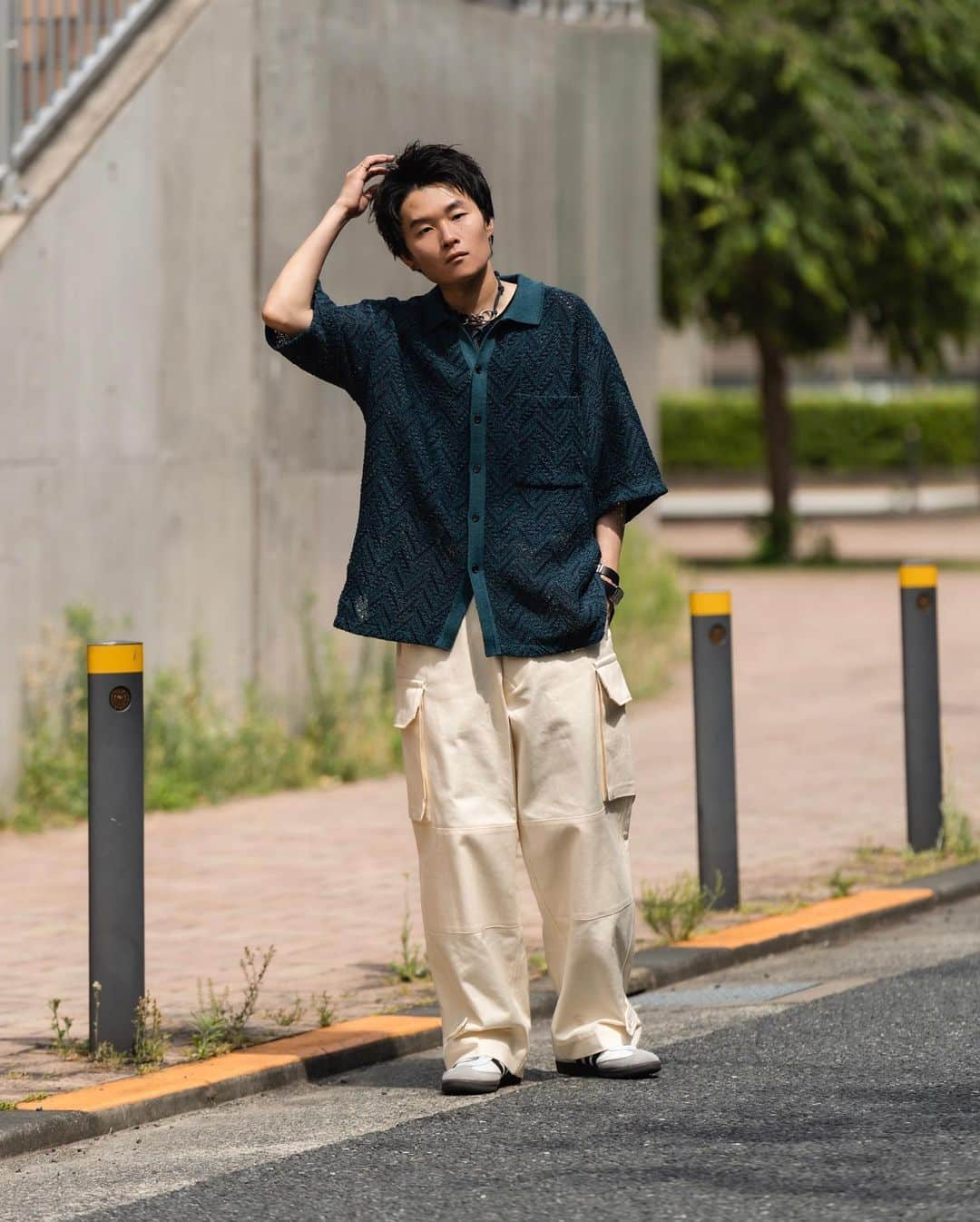 Ryoさんのインスタグラム写真 - (RyoInstagram)「Today's outfit🚶‍♂️ @yoke_tokyo のHERRINGBONE MESH SHIRT S/S。 ずっと寝かせていたので、ようやく着れる時が来た！笑 名前の通りヘリンボーン柄に編み込まれたメッシュシャツは、ドライタッチで、夏場でも快適。いやらしくない透かしの編みになっているのでメンズでも着やすいトレンド感のあるシャツ👔 グリーンとネイビーを掛け合わせた配色も唯一無二かと！👍  tops : @yoke_tokyo  pants : @blurhms_rootstock  shoes : @adidasoriginals  neckless : @ourlegacy  ㅤㅤㅤㅤㅤㅤㅤㅤㅤㅤㅤㅤㅤ #adidas  #samba #blurhms #blurhmsrootstock  #yoketokyo」5月28日 20時54分 - ryo__takashima