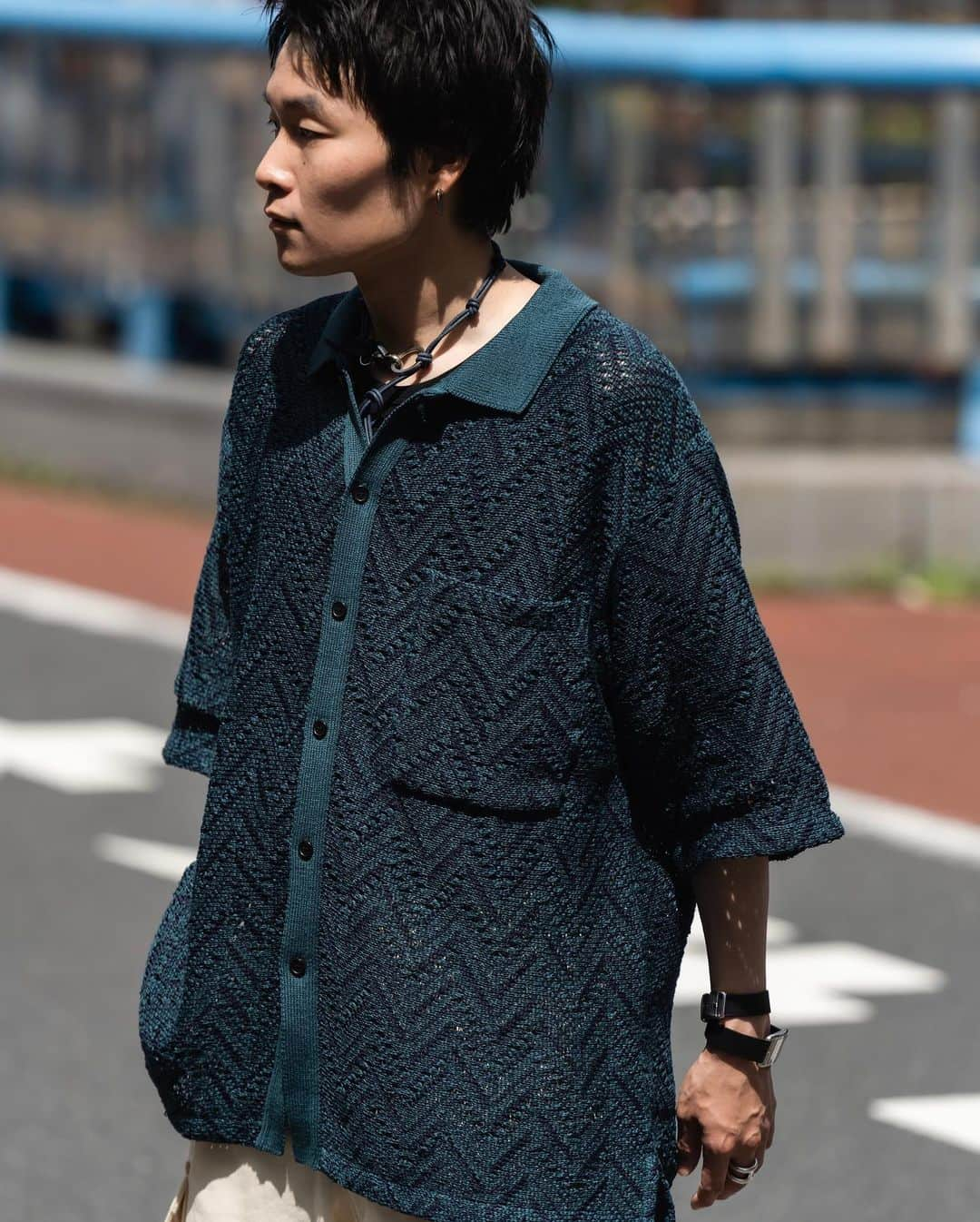 Ryoさんのインスタグラム写真 - (RyoInstagram)「Today's outfit🚶‍♂️ @yoke_tokyo のHERRINGBONE MESH SHIRT S/S。 ずっと寝かせていたので、ようやく着れる時が来た！笑 名前の通りヘリンボーン柄に編み込まれたメッシュシャツは、ドライタッチで、夏場でも快適。いやらしくない透かしの編みになっているのでメンズでも着やすいトレンド感のあるシャツ👔 グリーンとネイビーを掛け合わせた配色も唯一無二かと！👍  tops : @yoke_tokyo  pants : @blurhms_rootstock  shoes : @adidasoriginals  neckless : @ourlegacy  ㅤㅤㅤㅤㅤㅤㅤㅤㅤㅤㅤㅤㅤ #adidas  #samba #blurhms #blurhmsrootstock  #yoketokyo」5月28日 20時54分 - ryo__takashima