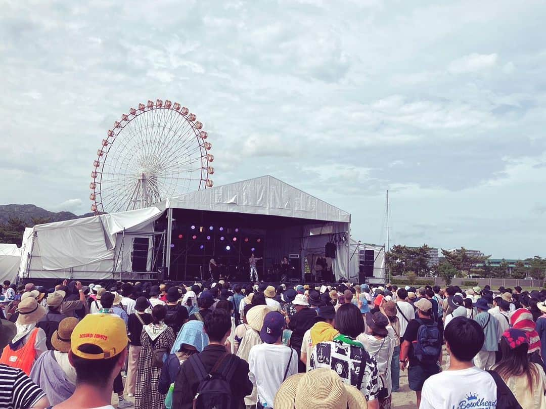 安藤裕子さんのインスタグラム写真 - (安藤裕子Instagram)「森道市場久しぶりにお邪魔してとても楽しかったです♪ 思わずアコースティック編成なのにギンギラギンで舞台に立ってしまいました  みんなちゃんと水分取れたかなあ？ レモネード飲んだかなあ？  ありがとうございました！  #風の谷のヨモメン #市川和則 #shigekuni」5月28日 20時54分 - yuko_ando